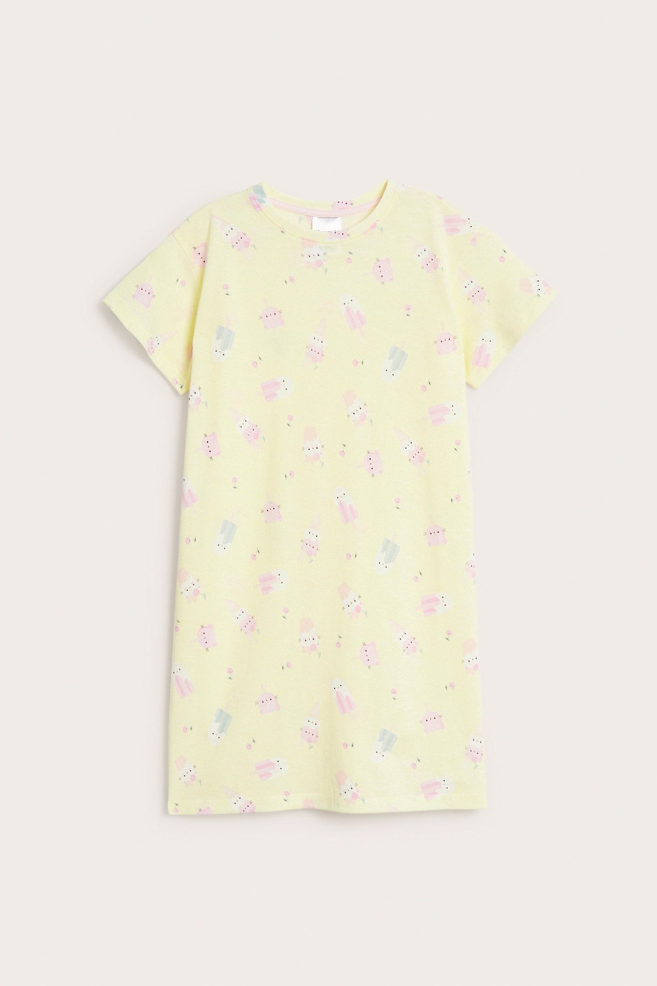 Edestä: Vaaleankeltainen lasten puuvillainen yömekko, jossa lyhyet hihat ja jäätelökuvio.