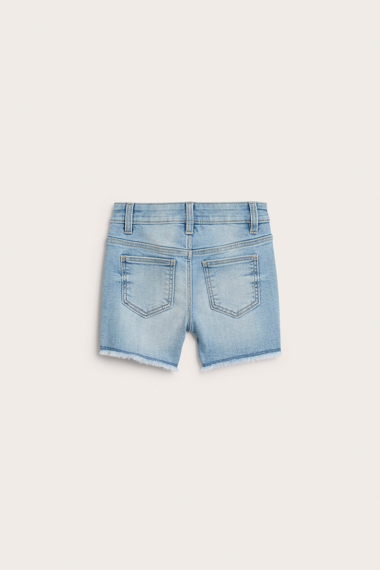 Bakifrån av ljusblåa stretch-jeansshorts med bakfickor och fransiga kanter.