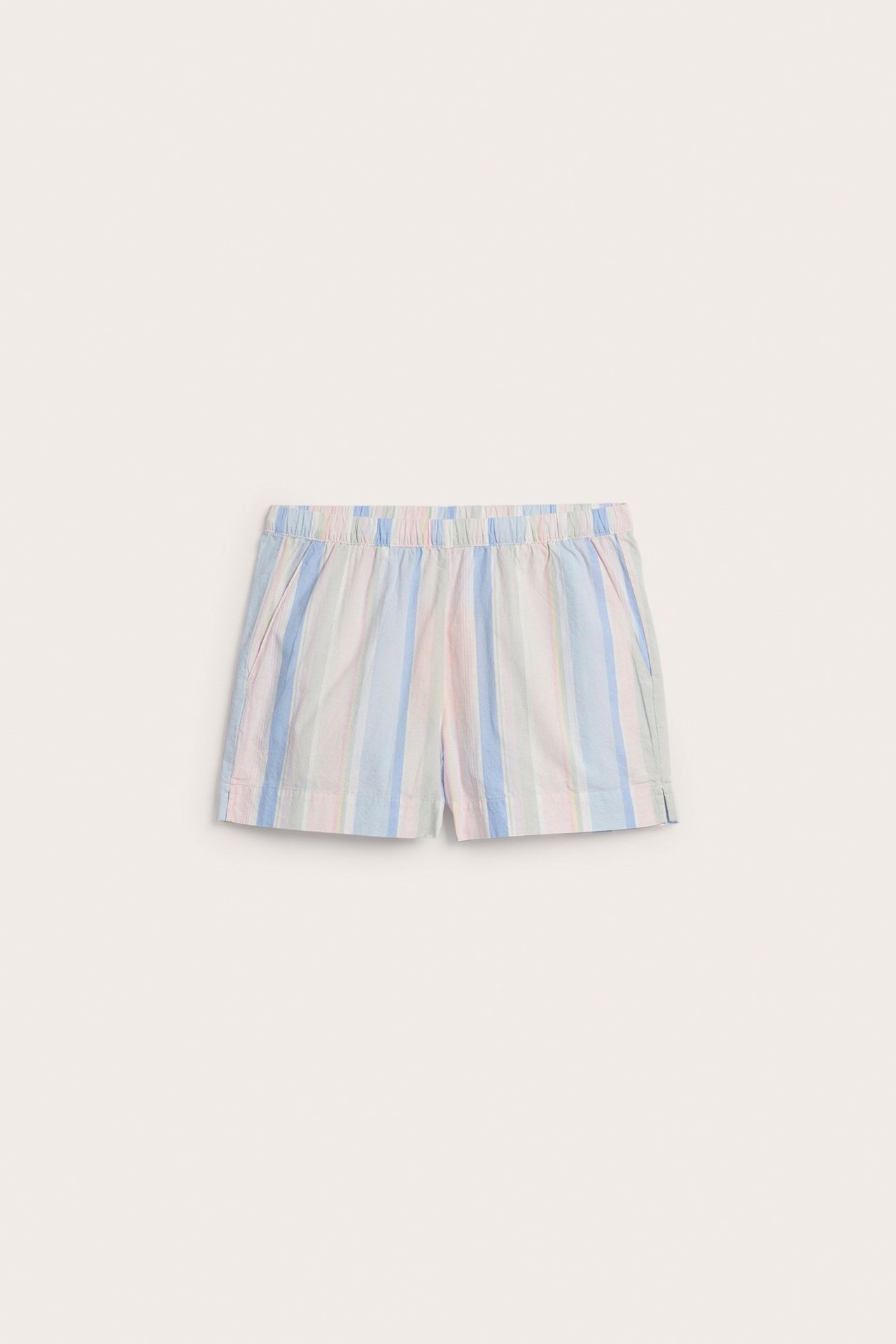 Forfra: flerfargede, stripete pyjamas-shorts i vevd bomull med sidelommer og elastisk linning.