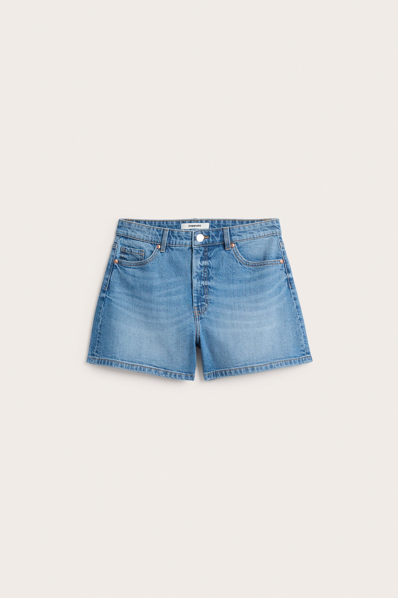 Framsida av ljusblå denimshorts med knappar i gylfen och fem fickor.