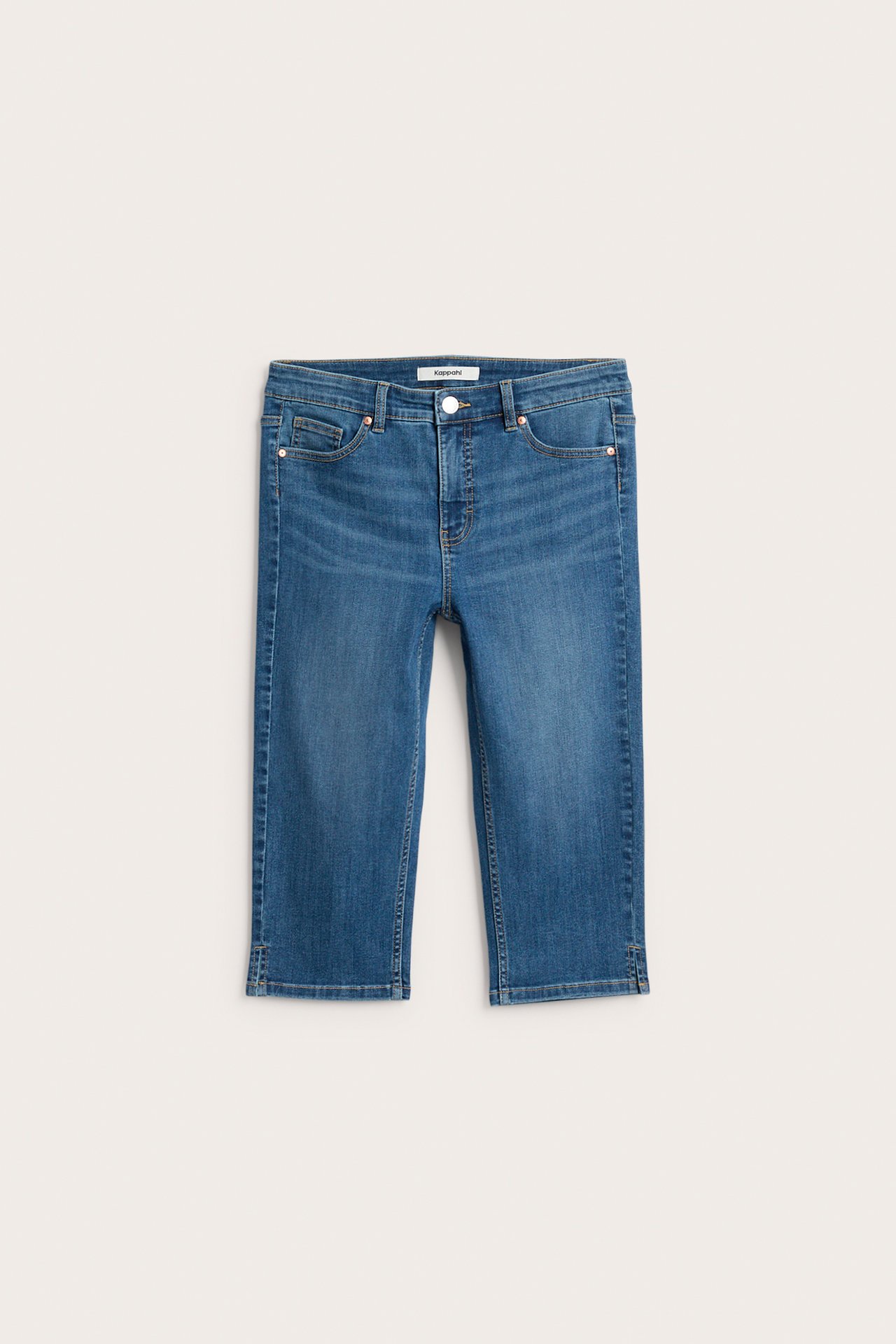 Edestä kuvattu naisten siniset capri-farkut nappi- ja vetoketjusuljennalla, taskuilla ja pienillä halkioilla.