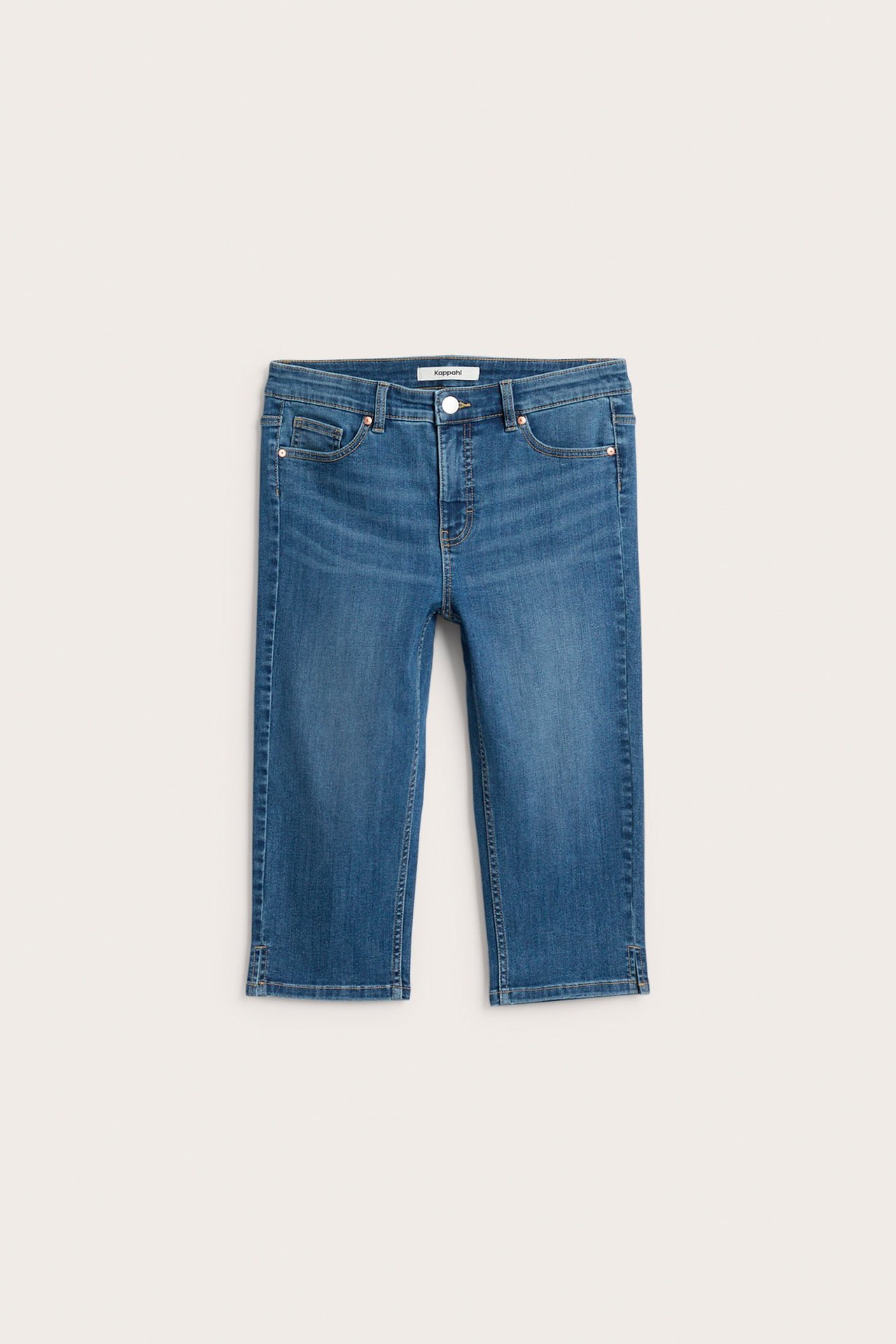 Frontvy av blåa caprijeans för dam med knapp- och dragkedjeförslutning, klassiska fickor och små sidoslitsar.