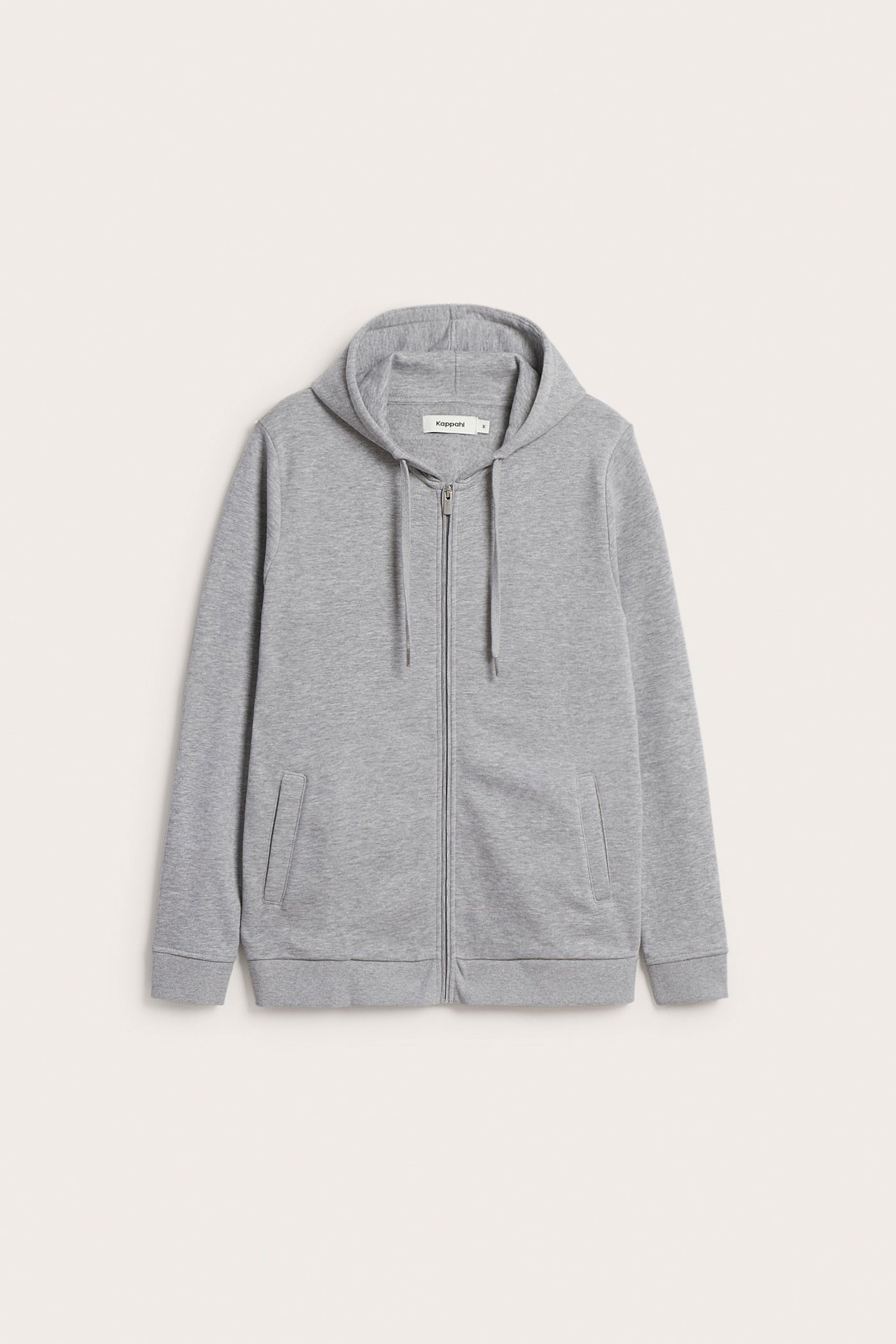 Forfra: lys grå melert hettegenser med glidelås, snorhette, ribbestrikkede mansjetter og lommer.