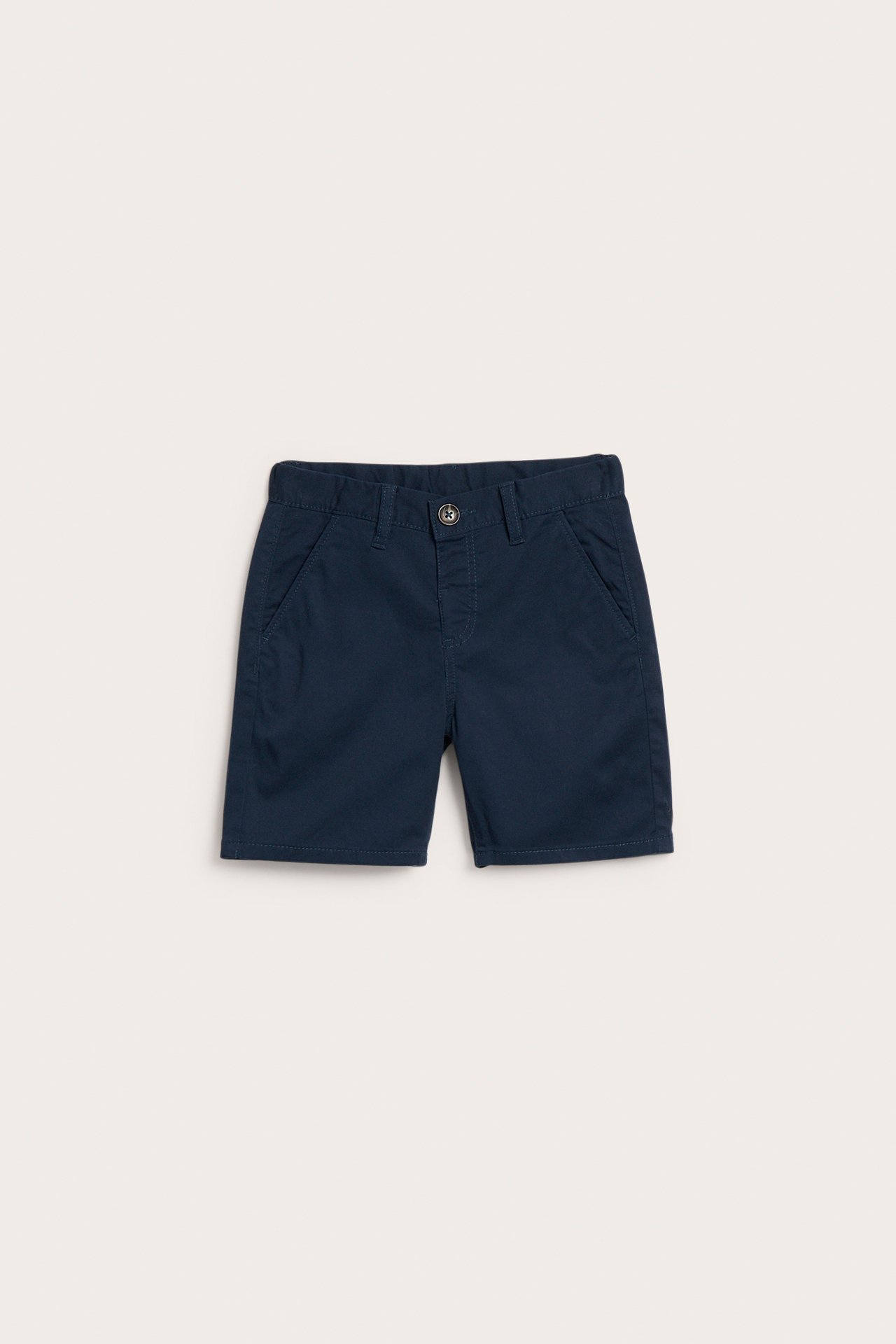 Widok z przodu: Granatowe dziecięce szorty chino z bawełny ze streczem, zapinane na guzik.