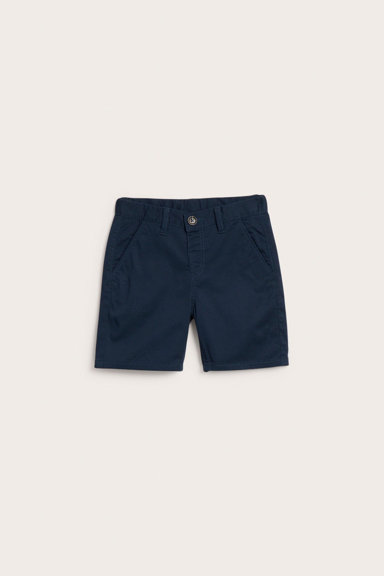 Widok z przodu: Granatowe dziecięce szorty chino z bawełny ze streczem, zapinane na guzik.