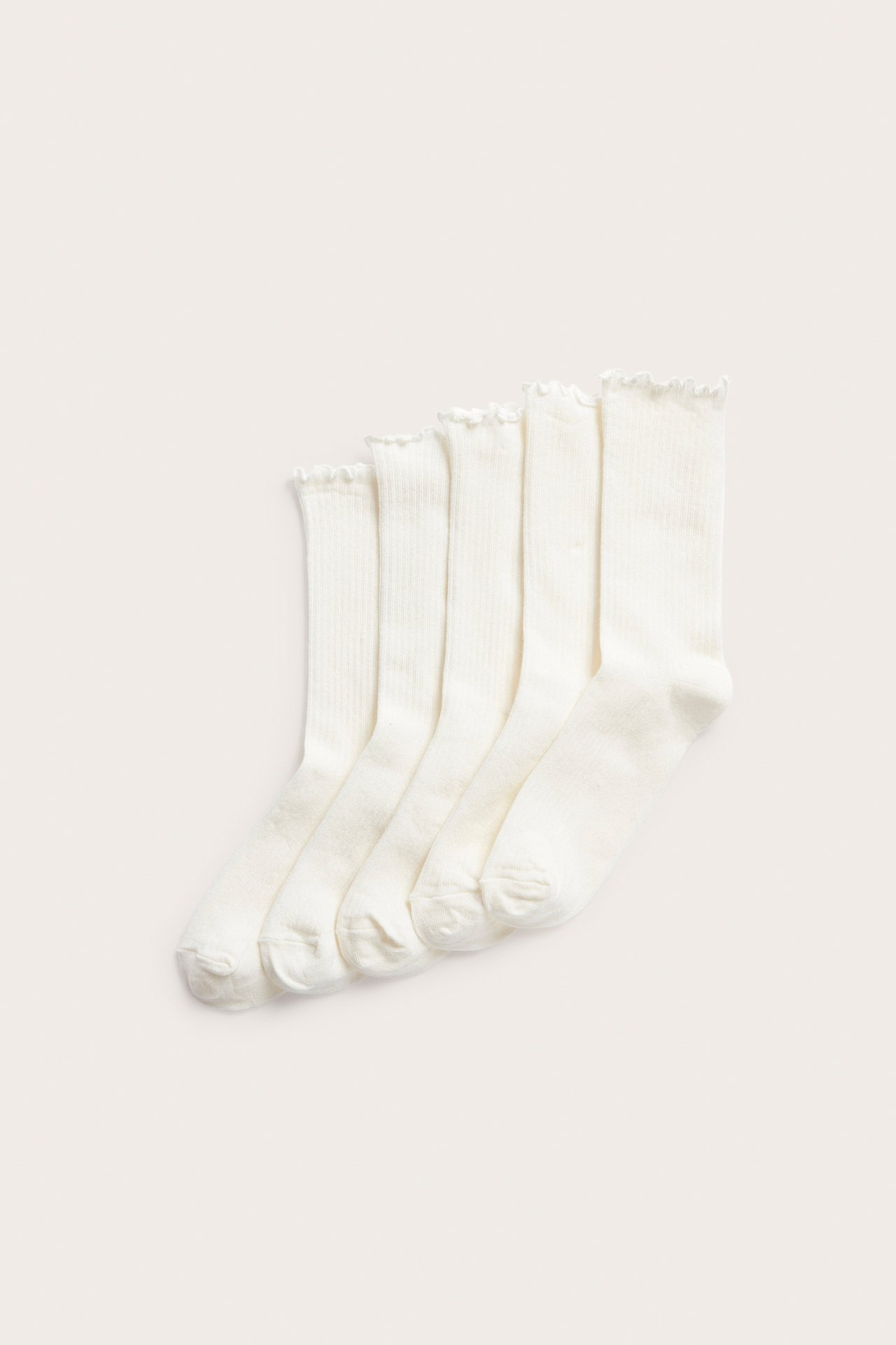 Toppvy av fem par offwhite ribbade strumpor med babylock-kant.