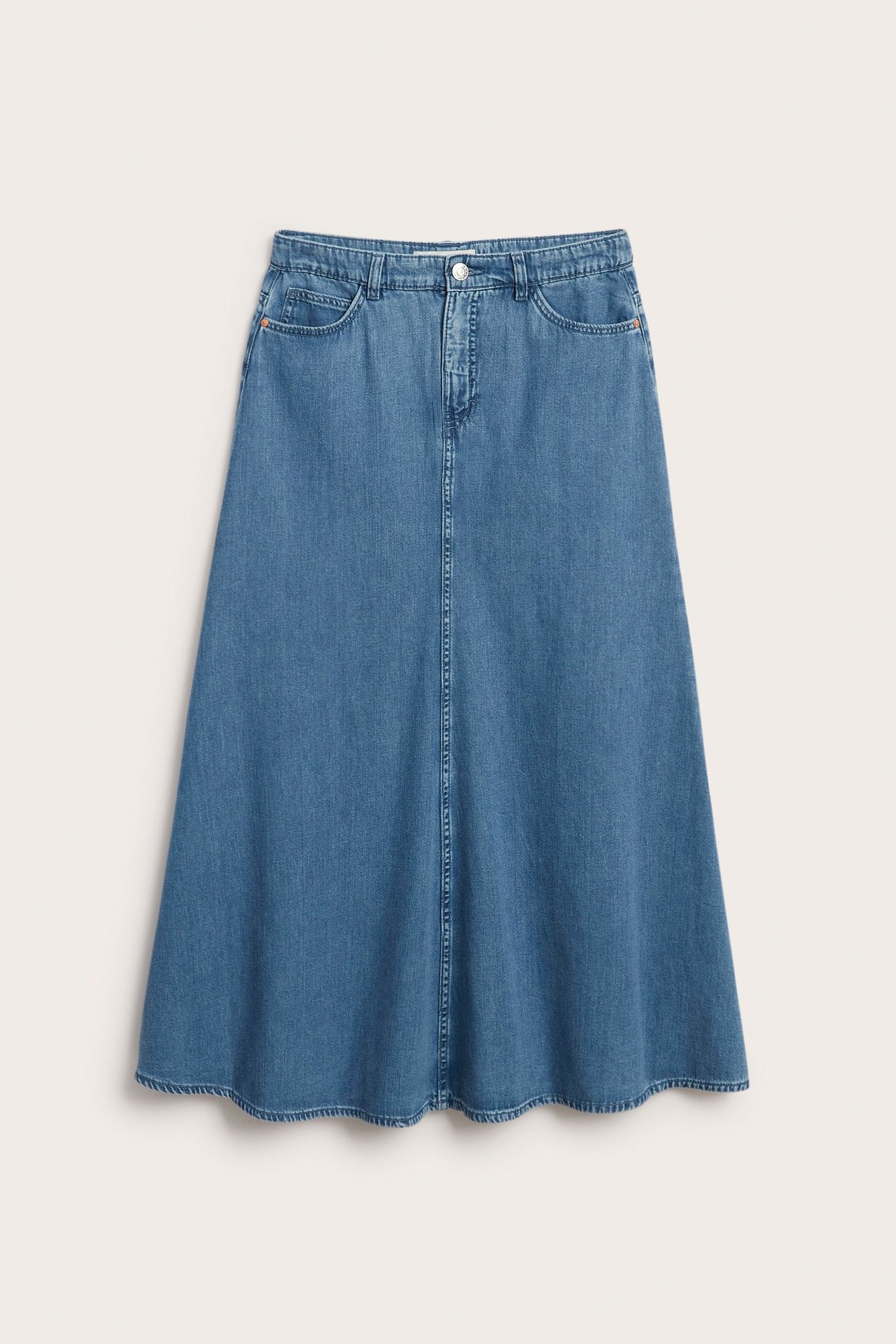 Framifrån, lång klockad blå jeanskjol med framfickor och knäppning.