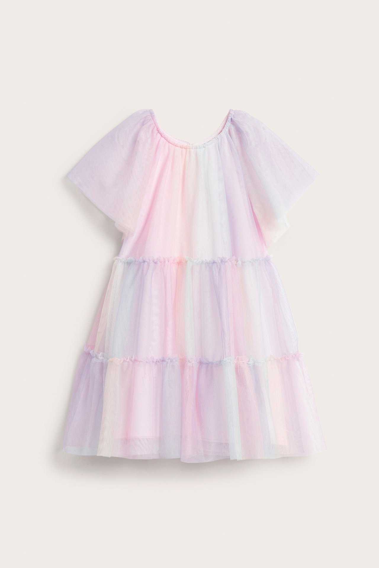 Frontbilde av en barne-tyllkjole i pastellfarger med regnbågsmønster, volangdetaljer og vide, korte ermer.
