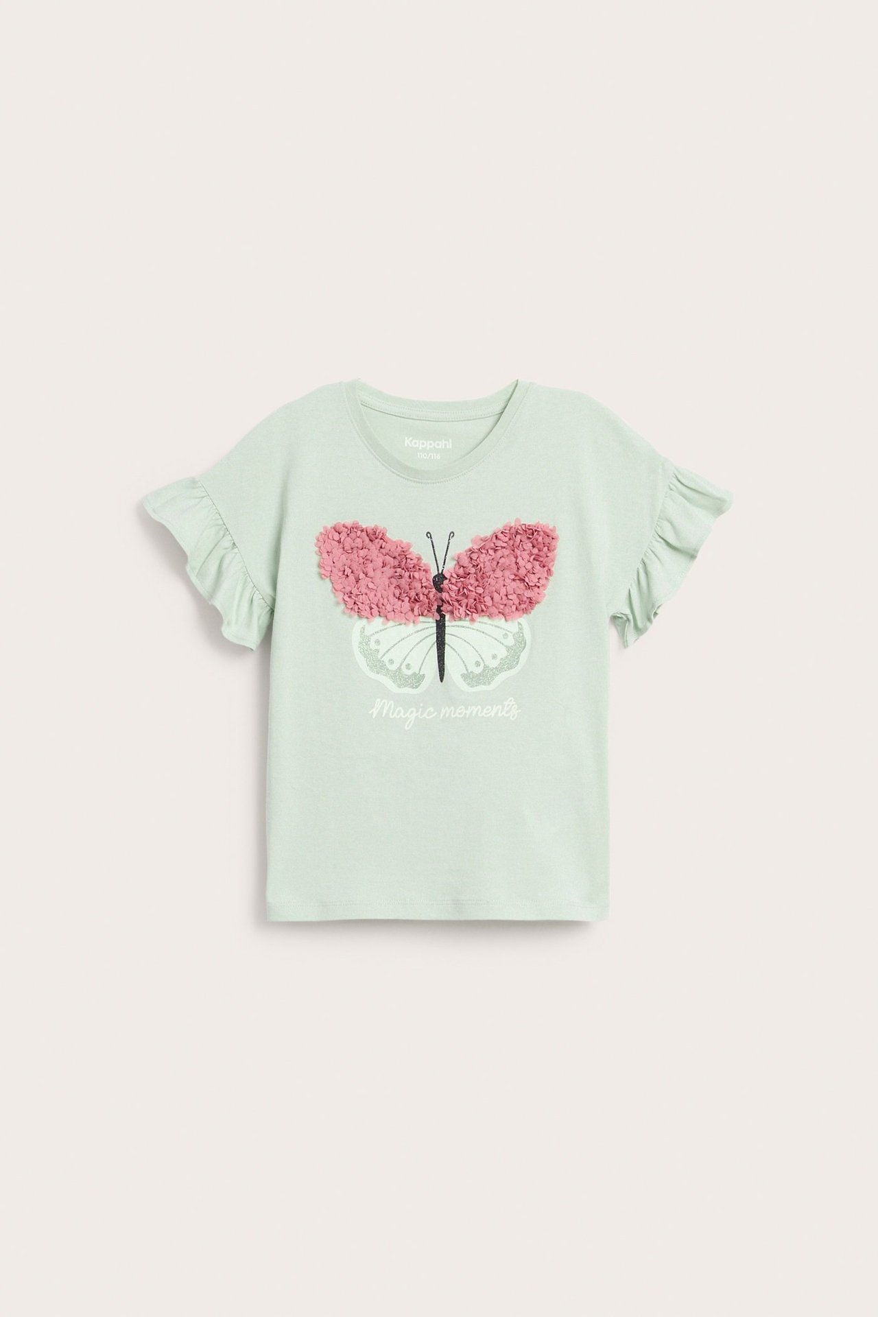 Frontvy av en grön bomulls-t-shirt för barn med volangärmar och ett rosa texturerat fjärilstryck.