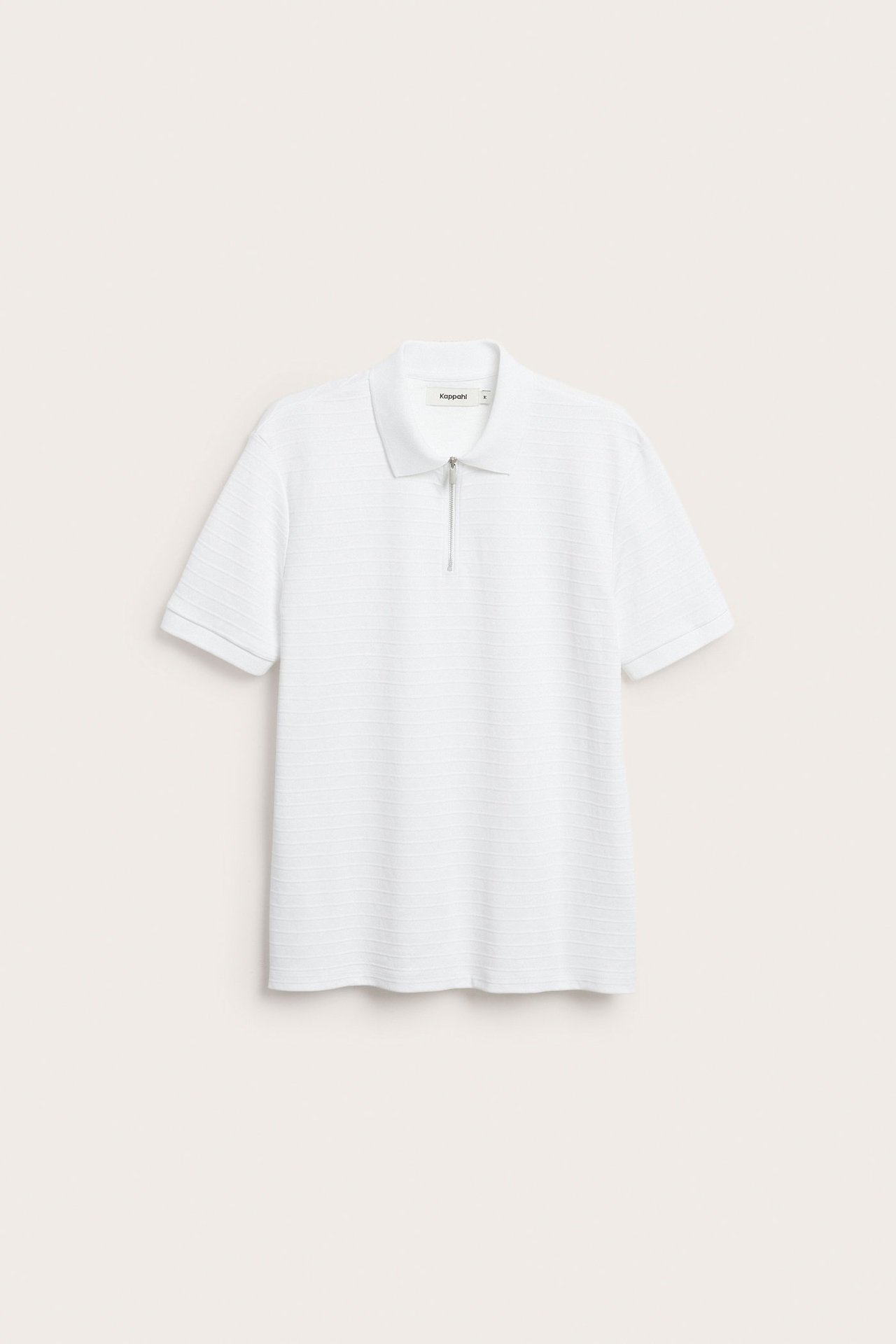Forfra. Hvit kortermet herrepiké t-skjorte med pikékrage, teksturert stoff og glidelås foran.