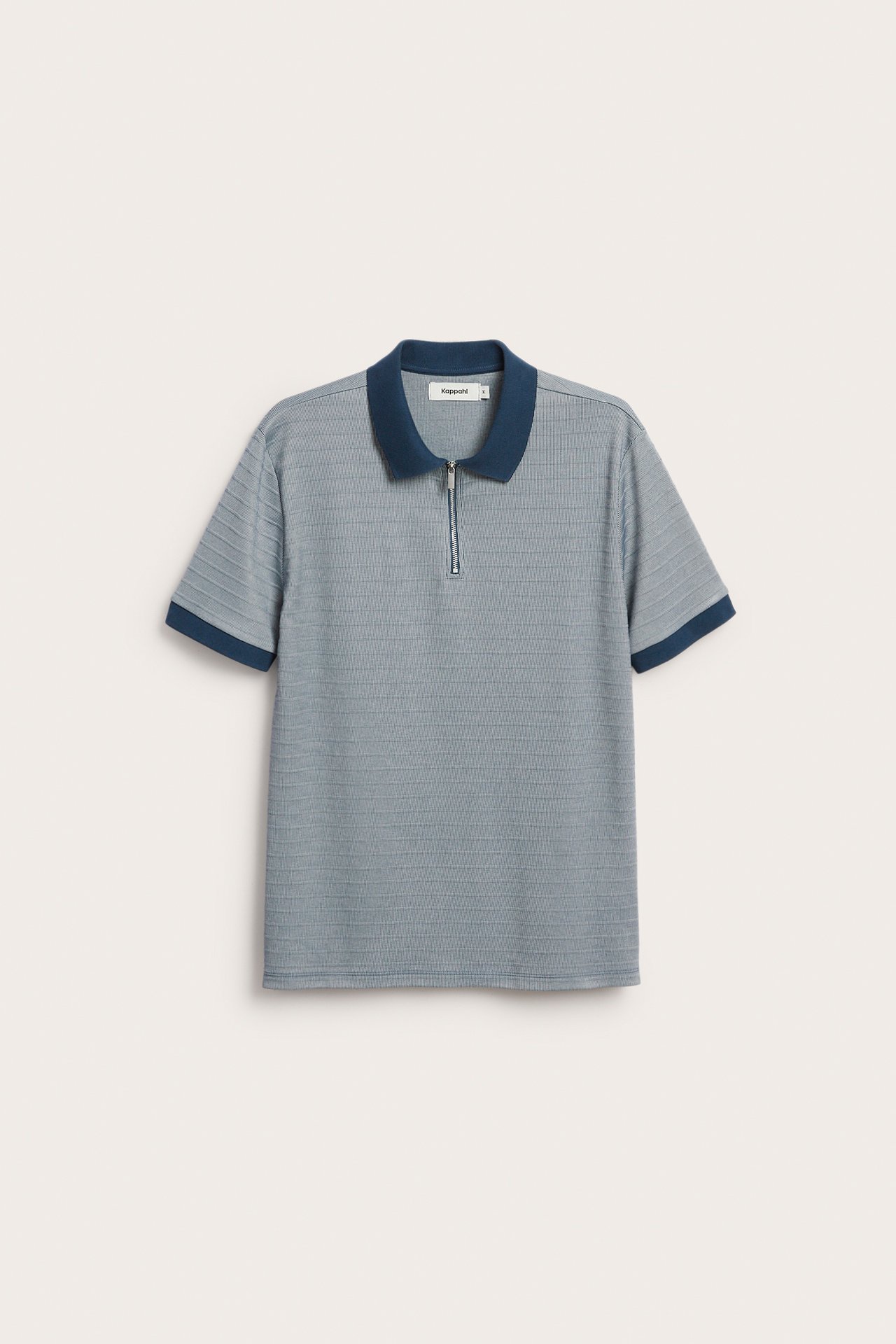 Forfra: herre lys blå stripete pikéskjorte med mørk blå krage, mansjetter og glidelås.