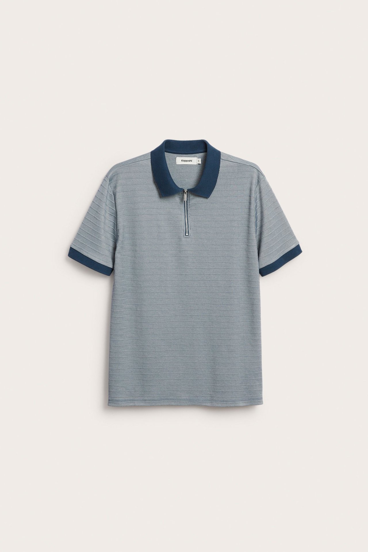 Framifrån: herrarnas ljusblå randiga pikétröja med mörkblå krage, muddar och dragkedja.