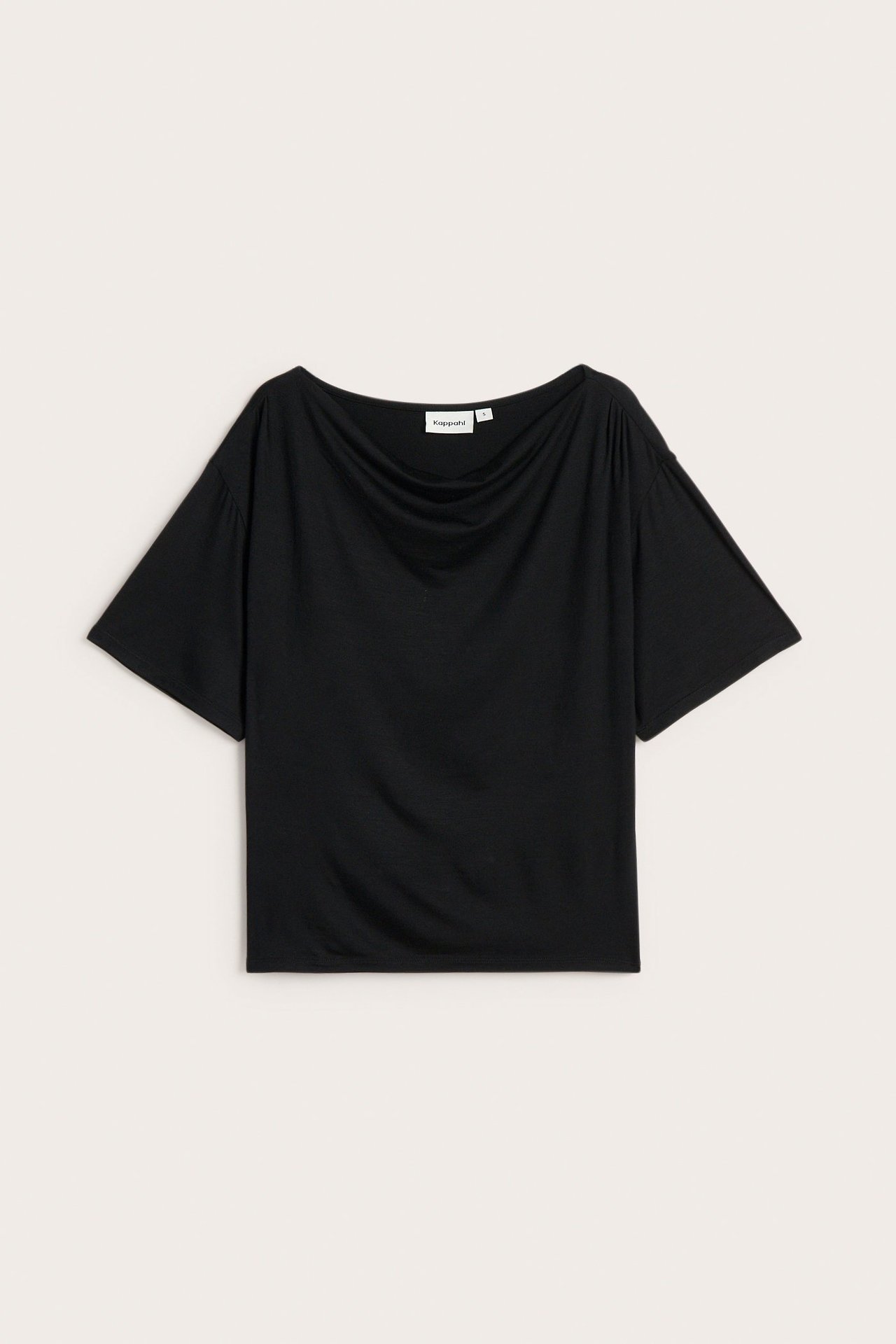 Widok z przodu: damski czarny top wiskozowy z krótkim rękawem i drapowanym dekoltem łódka.