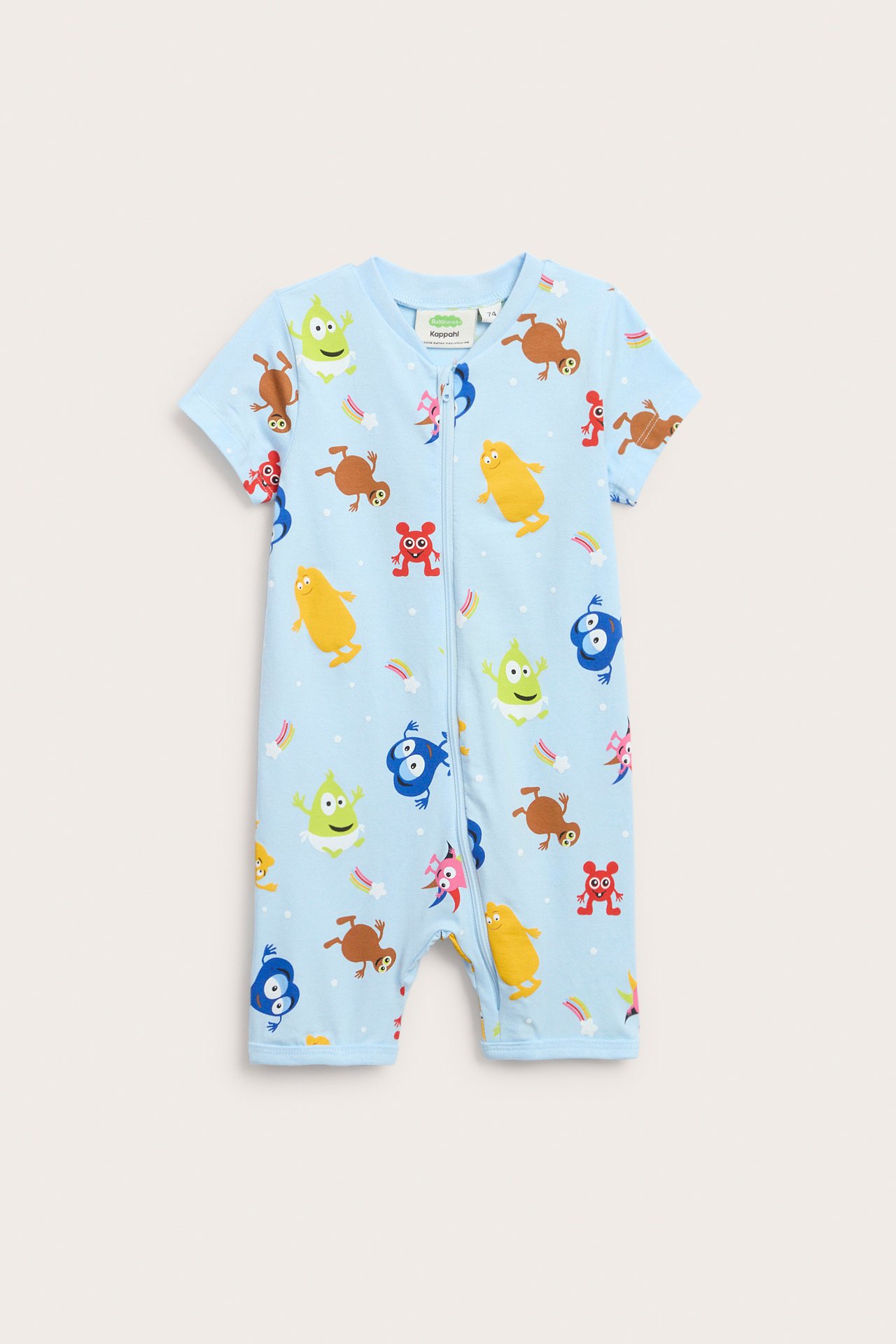 Edestä vaaleansininen, lyhythihainen vauvan potkupuku, värikäs Babblarna-kuvio ja vetoketju edessä.