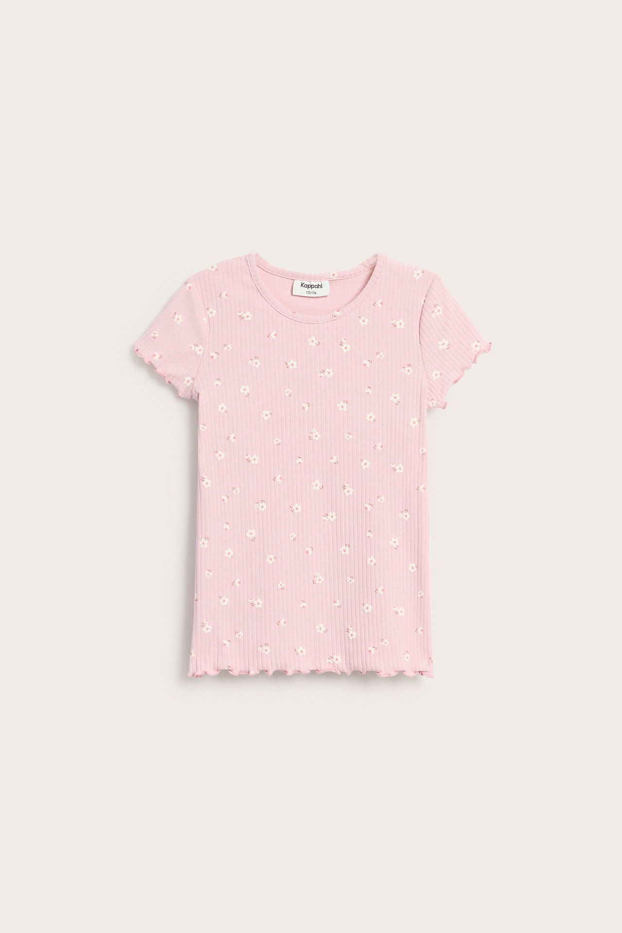 Frontvy av en ljusrosa ribbad kortärmad barntopp med miniblommigt mönster och overlocksöm.