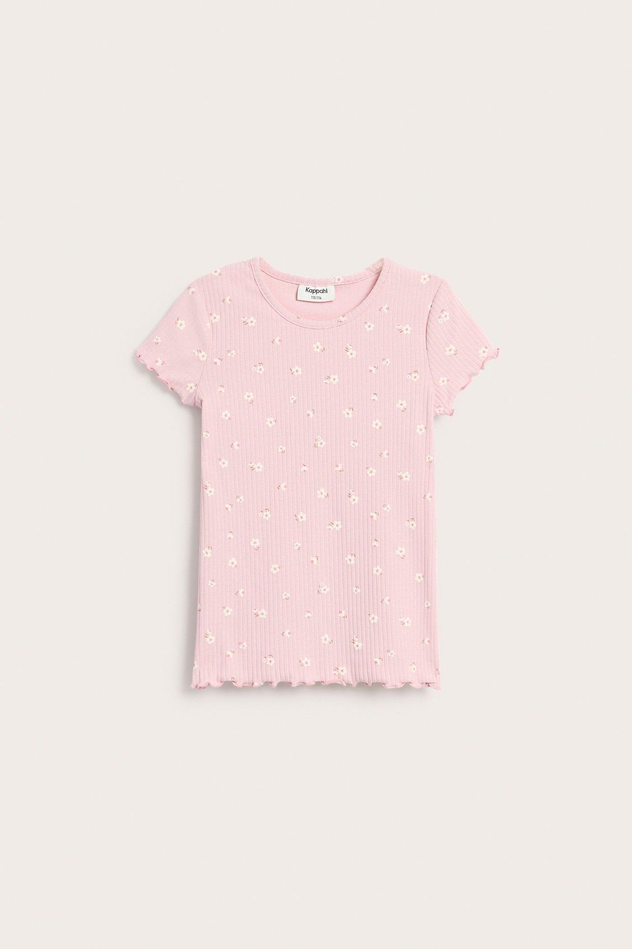 Edestäpäin kuvattu vaaleanpunainen ribattu lasten lyhythiäinen toppi, jossa on pieni kukkakuvio ja overlock-reunus.