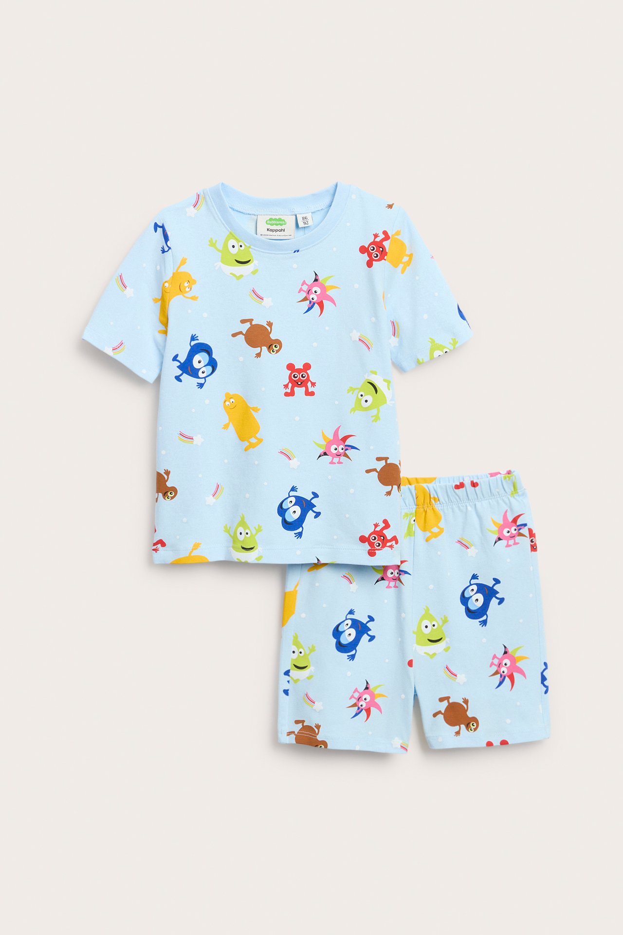 Jasnoniebieski, wzorzysty zestaw piżam Babblarna dla dzieci: koszulka z krótkim rękawem i szorty, widok z przodu.