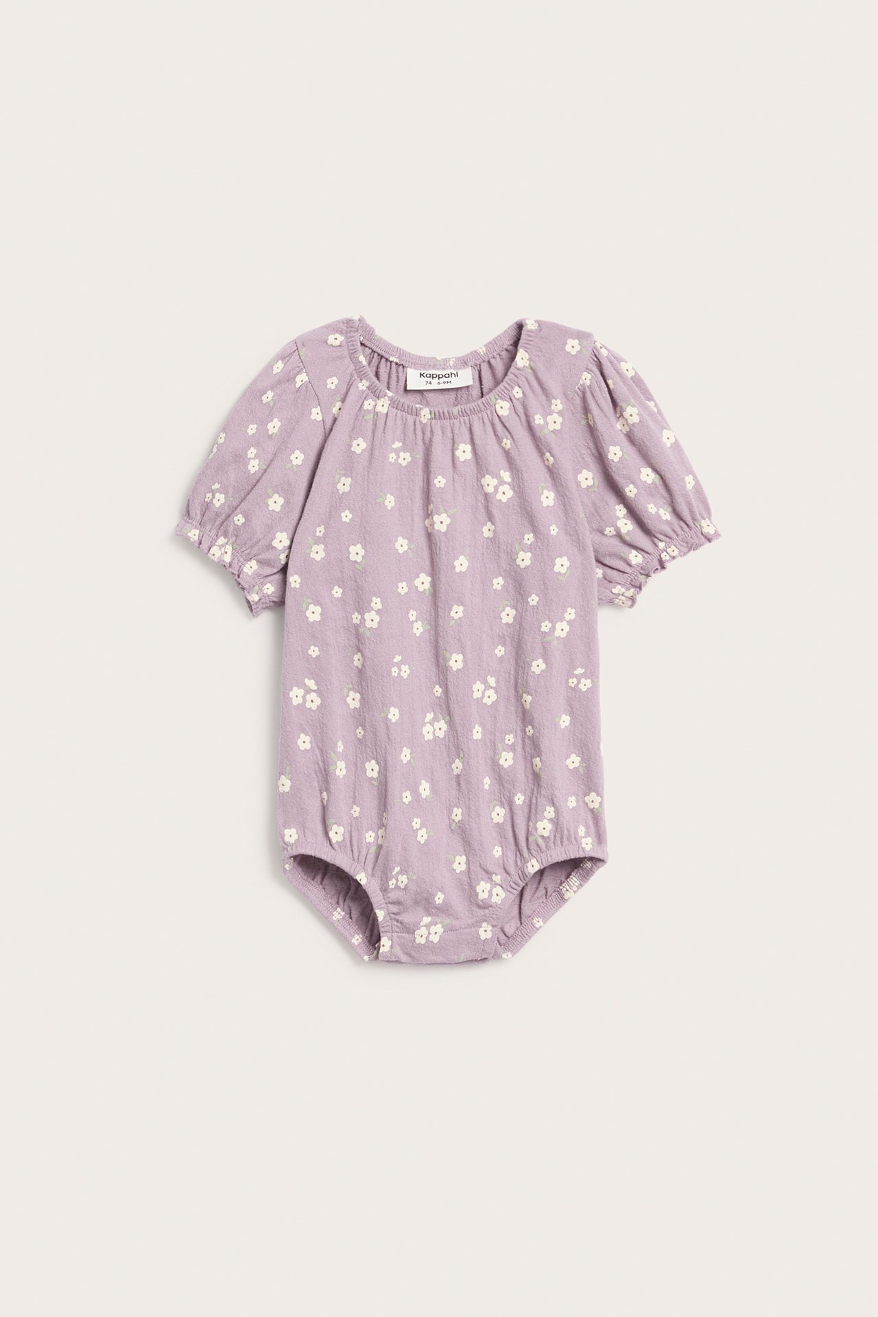 Przód: Fioletowe body niemowlęce z krepy, z białym kwiatowym wzorem, bufiastymi rękawami i napami.