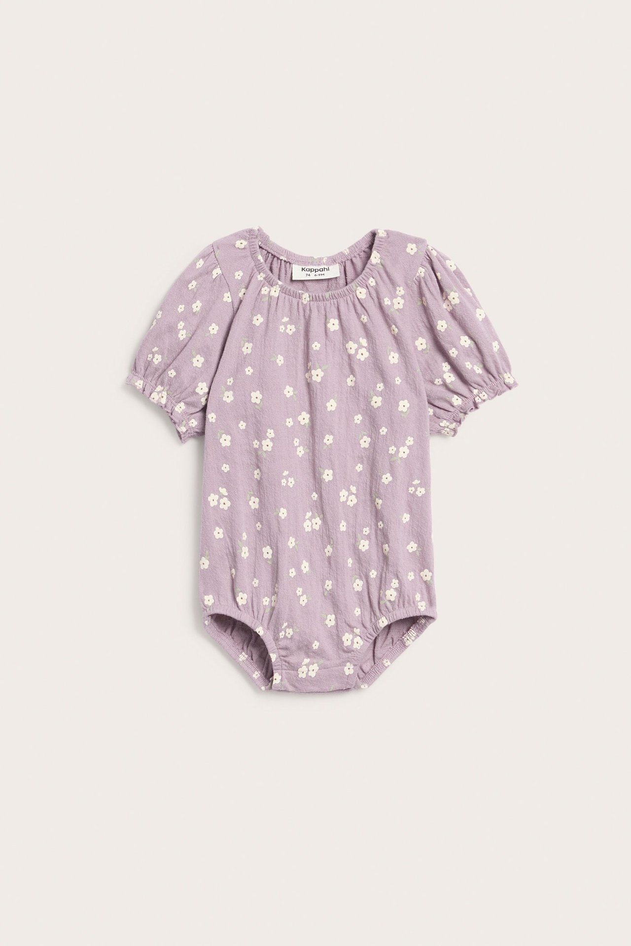 Przód: Fioletowe body niemowlęce z krepy, z białym kwiatowym wzorem, bufiastymi rękawami i napami.