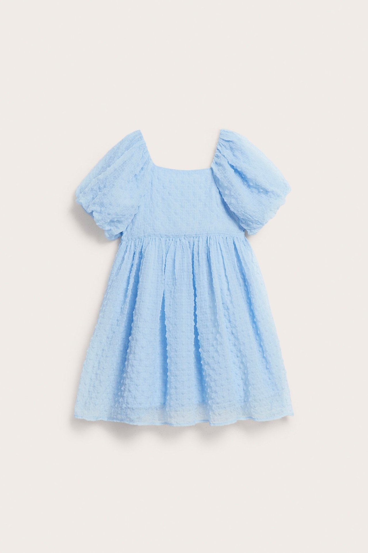 Widok z przodu jasnoniebieskiej, obszernej sukienki dziecięcej z szyfonu, z bufkami i kwadratowym dekoltem.