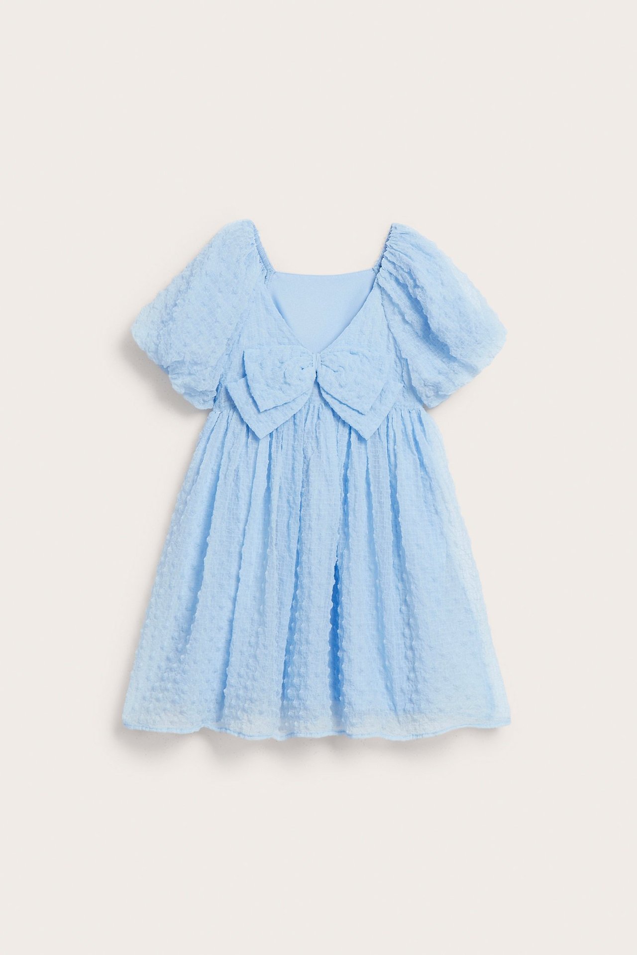 Jasnoniebieska szyfonowa sukienka dla dziecka z bufiastymi rękawami i kokardą przy dekolcie V. Widok z przodu.