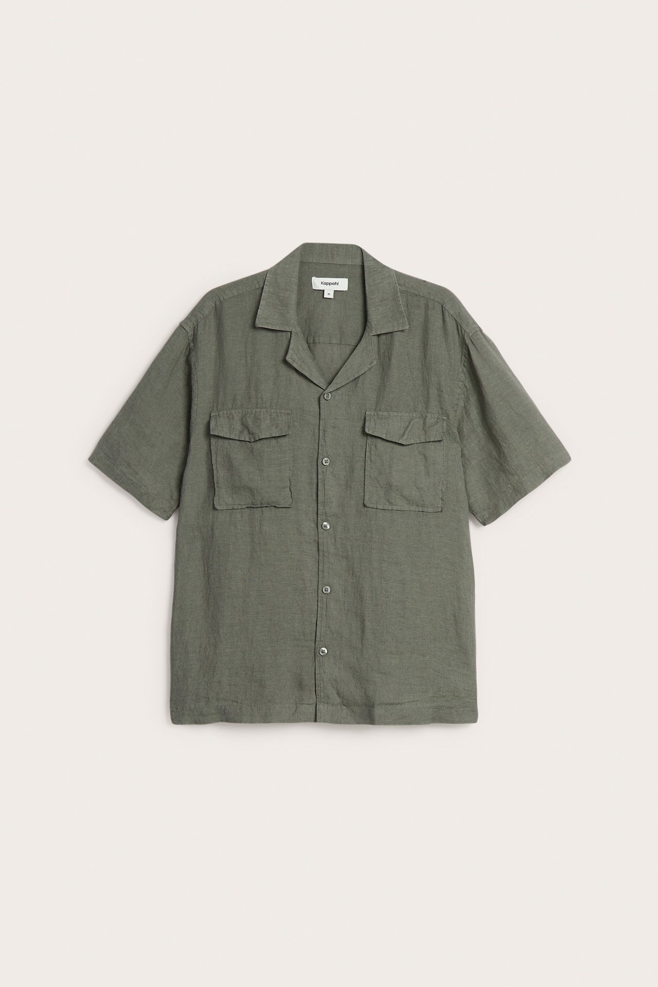 Frontutsikt: grønnmelert kortermet linskjorte for menn med resortkrage og to brystlommer.