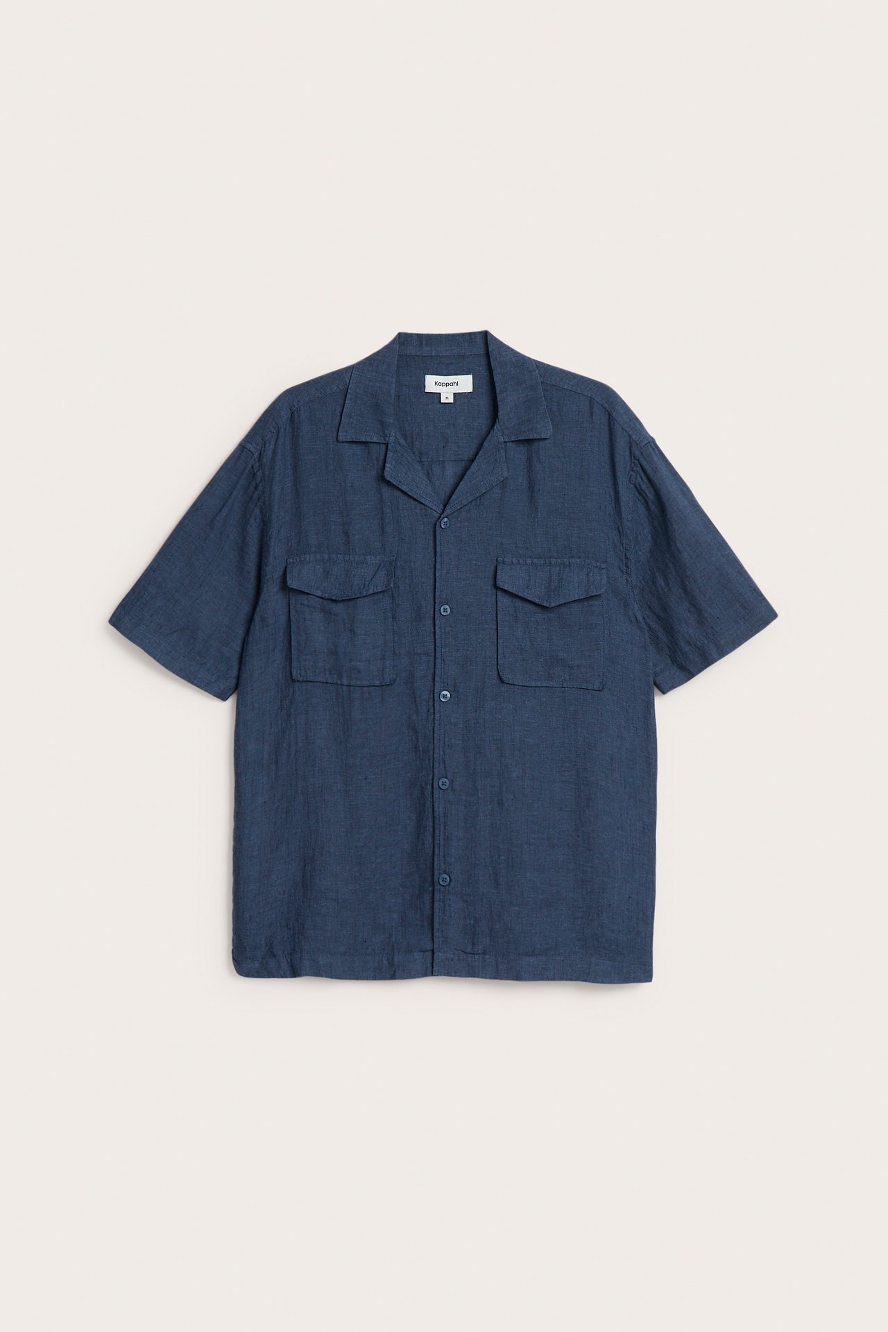 Frontbilde av en blåmelert kortermet linskjorte for herre, med resortkrage og to brystlommer.