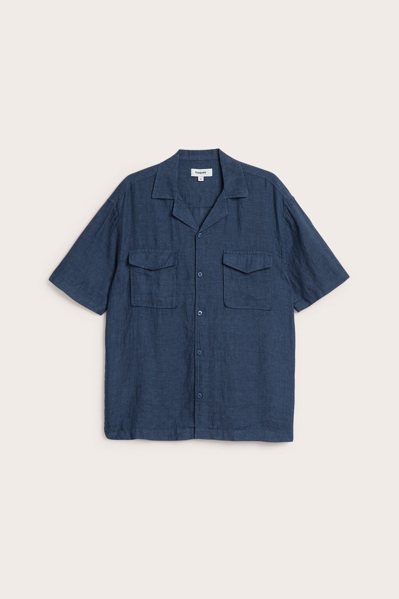 Edestä miesten sininen meleerattu lyhythihainen pellavapaita, resort-kaulus ja kaksi rintataskua.