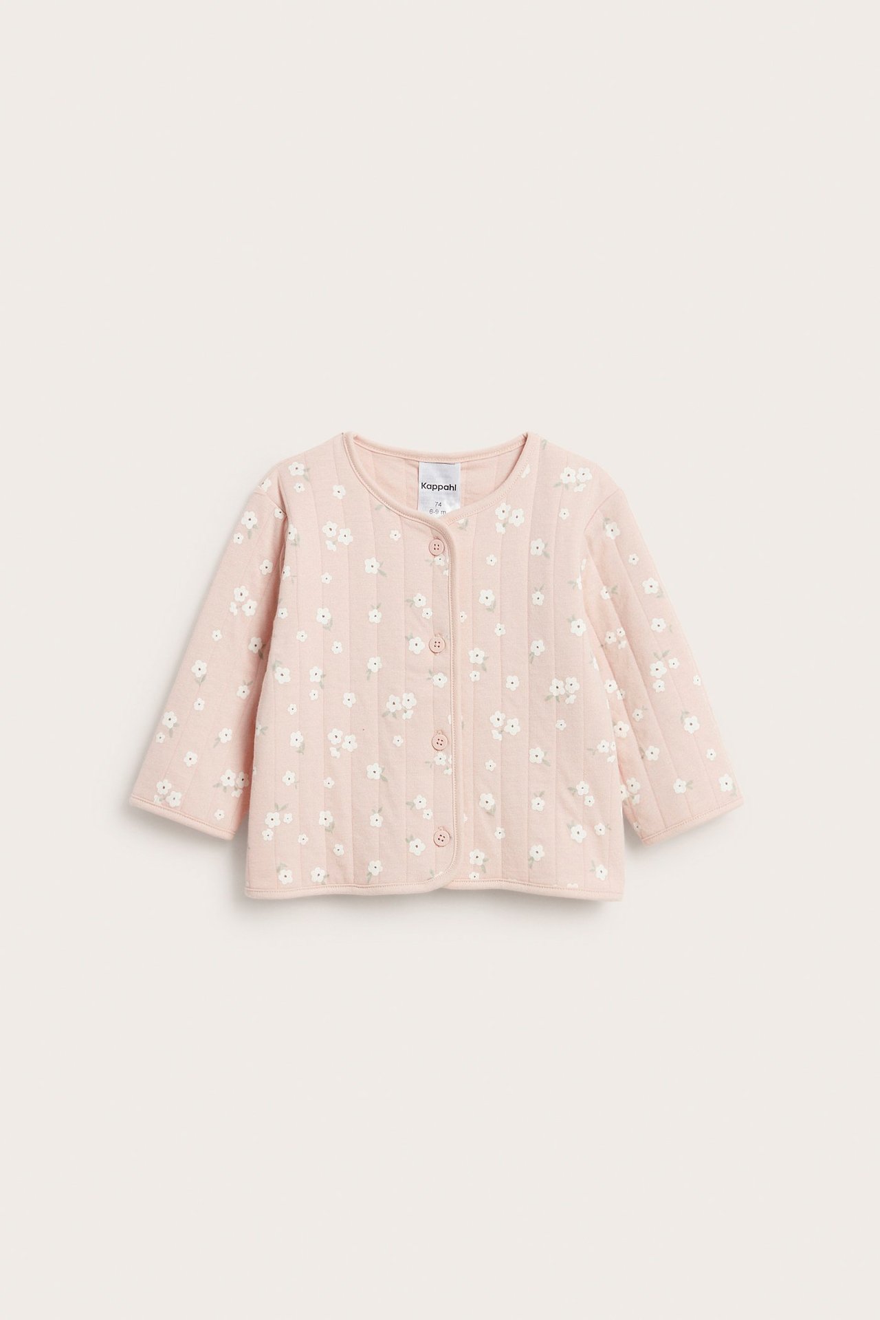 Forfra en rosa, vattert babyjakke i bomull med hvitt blomstermønster og knapper foran.