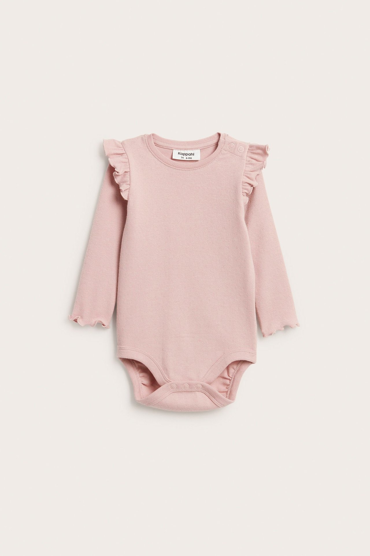Edestäpäin kuvattu vaaleanpunainen pitkähihainen pointelle-body vauvalle, olkarypytyksin ja neppareilla.