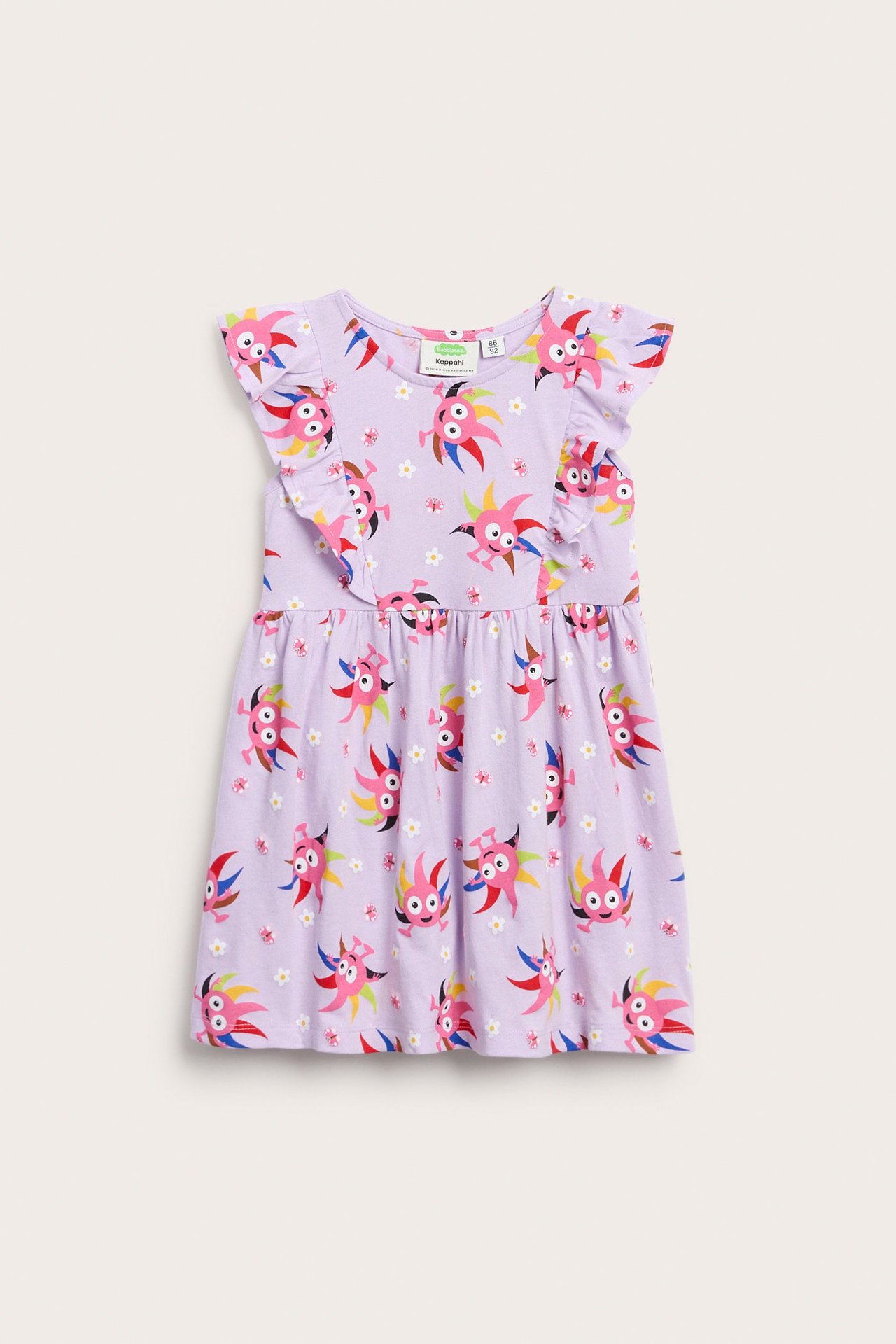 Edestä näkymä lasten lila puuvillamekosta värikkäällä Babblarna Diddi -kuviolla ja röyhelöhihoilla.