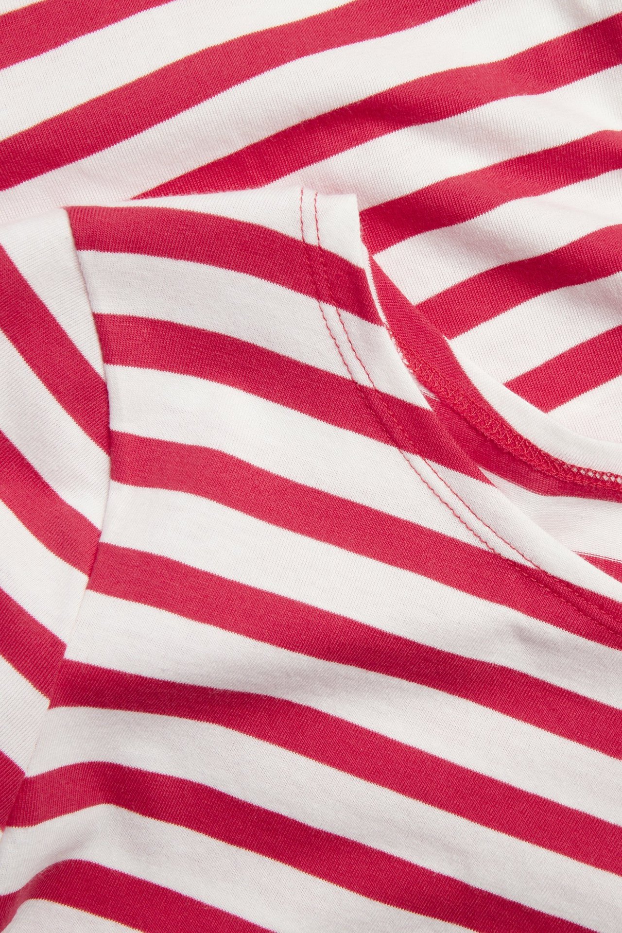 Nærbilde av en rød- og hvitstripet kortermet topp med båthals i bomullsblanding.