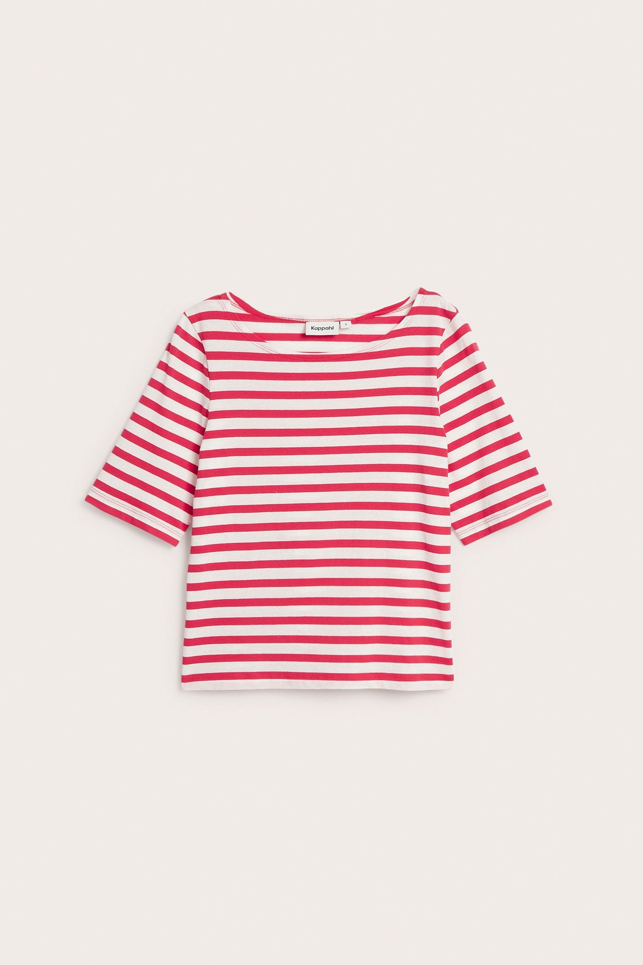 Frontvisning av en rød- og hvitstripet kortermet topp med båthals.