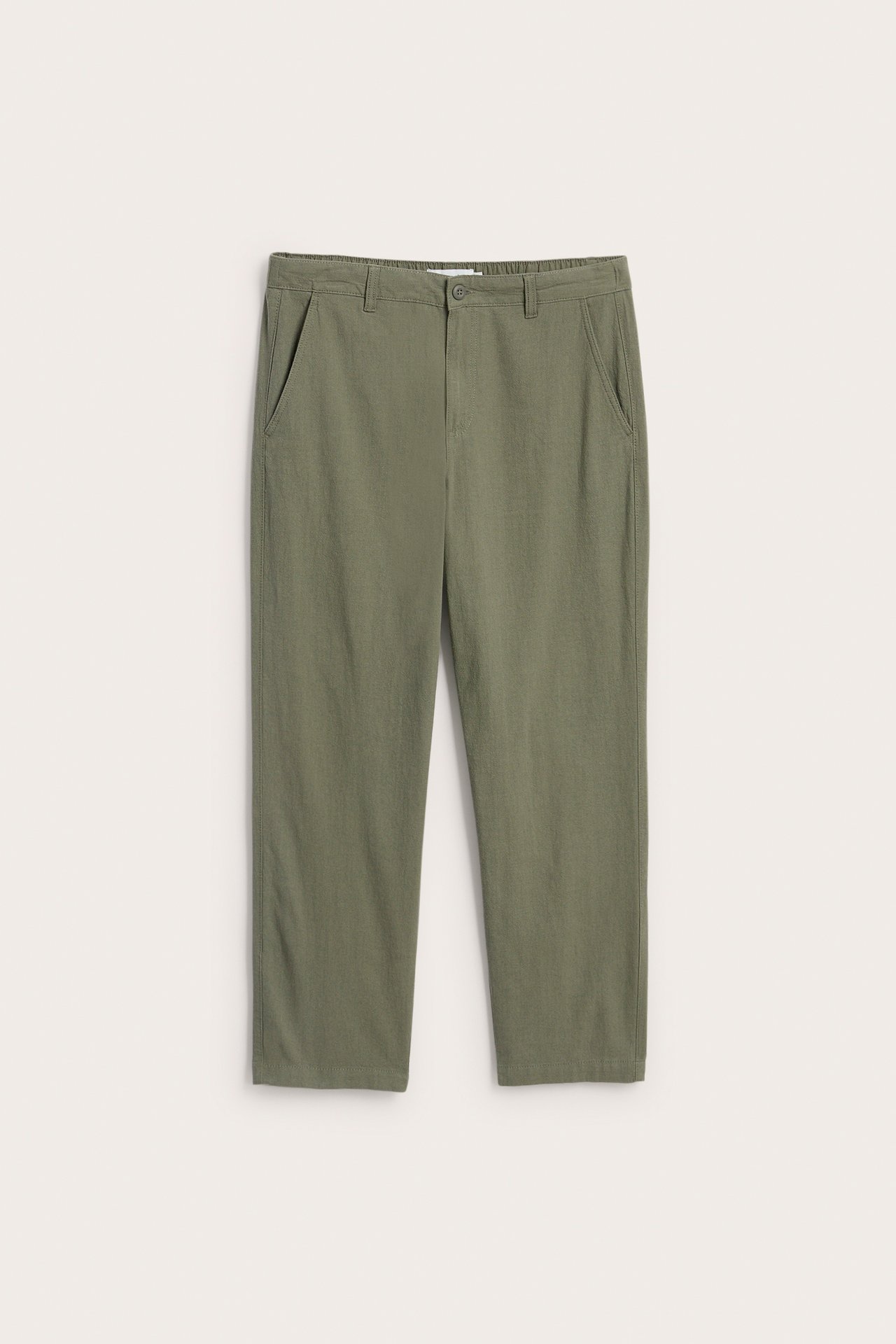 Widok z przodu: zielone bawełniane spodnie regular fit ze sznurkiem, elastycznym tyłem i guzikiem.