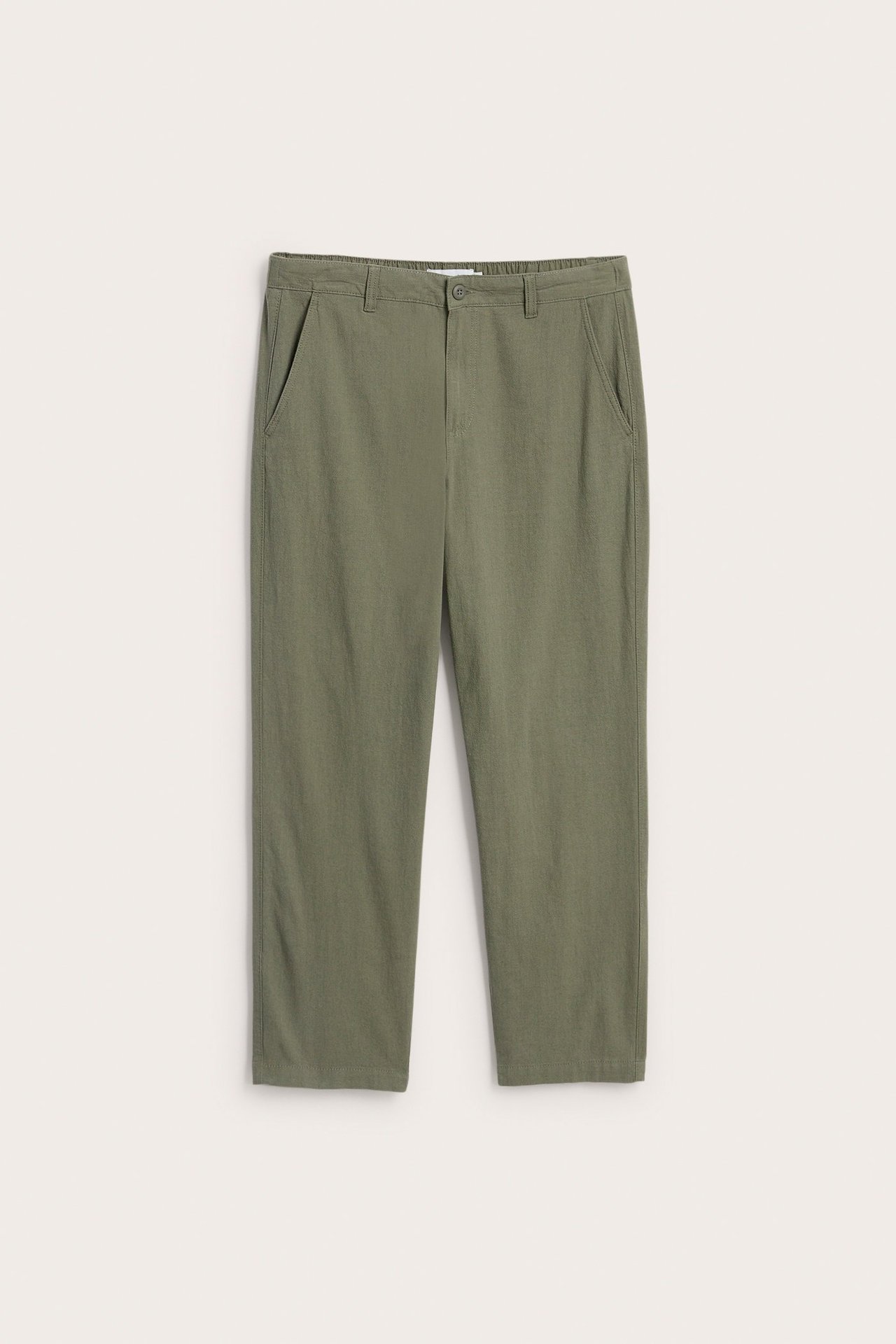 Widok z przodu: zielone bawełniane spodnie regular fit ze sznurkiem, elastycznym tyłem i guzikiem.