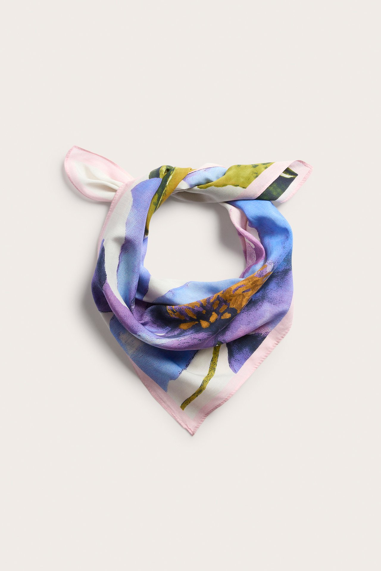 Edestäpäin: taiteltu neliöhuivi viskoosia, sinivioletti kukkakuvio, vaaleanpunaiset reunat.