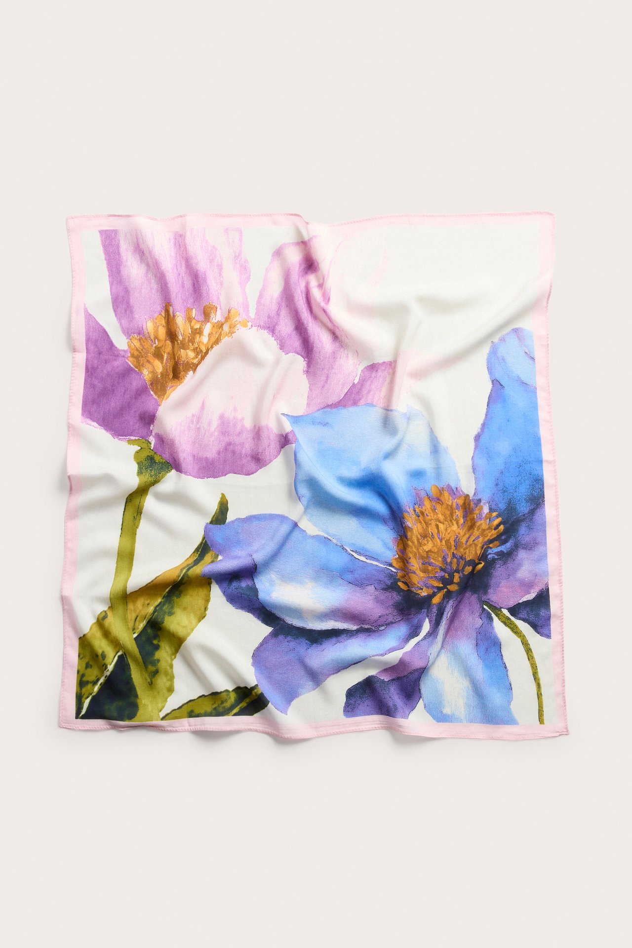 Ylhäältä: neliömäinen viskoosihuivi suurella lila-sinisellä kukkakuviolla ja vaaleanpunaisella reunalla.