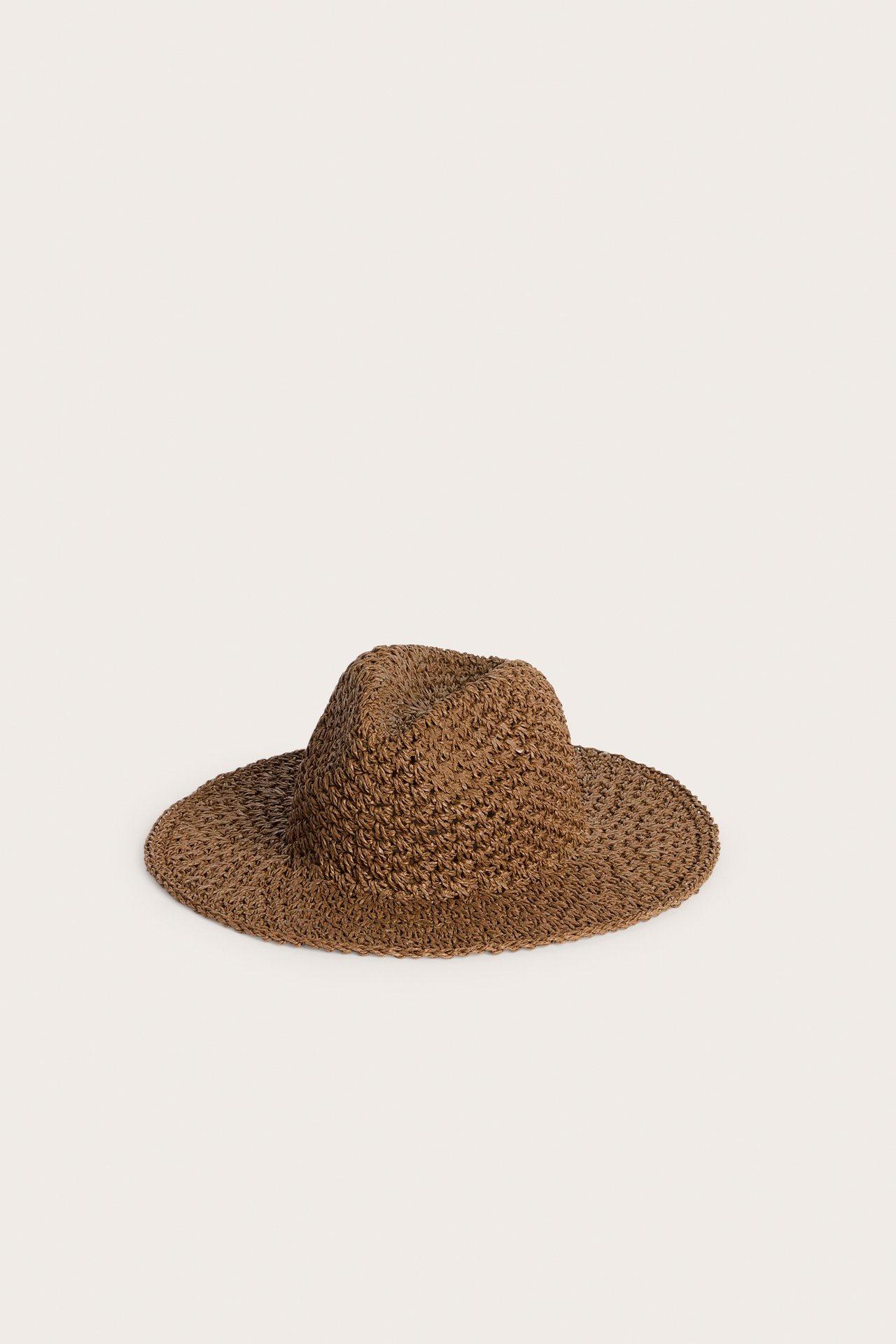 Widok z przodu brązowego papierowego kapelusza słomkowego z szerokim rondem, jednolity wzór.