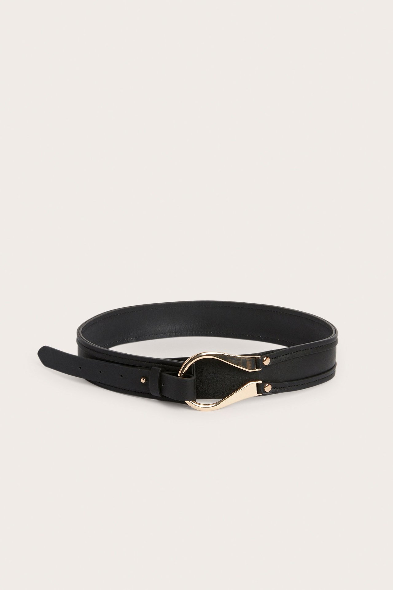 Frontbilde av et svart belte i imitert skinn med gullfarget metallspenne og krokfeste.