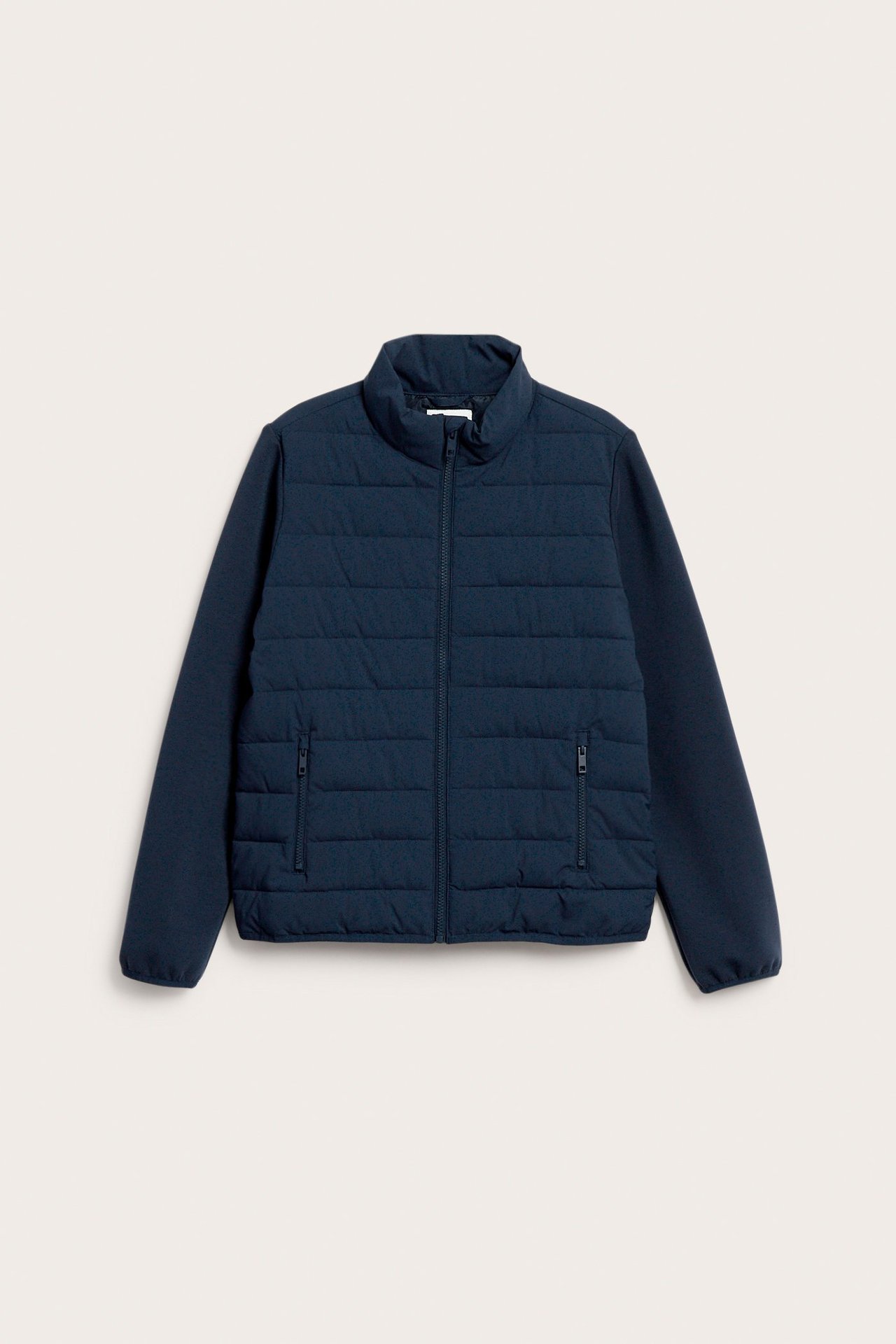 Widok z przodu ciemnoniebieskiej lekkiej kurtki z ocieplanym korpusem, rękawami scuba i dwoma kieszeniami na zamek.