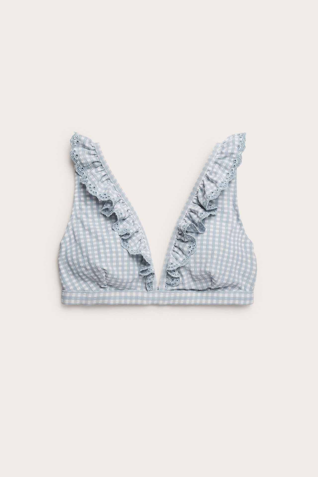 Widok z przodu jasnoniebieskiego topu bikini w kratkę z falbankami i delikatnym haftem.