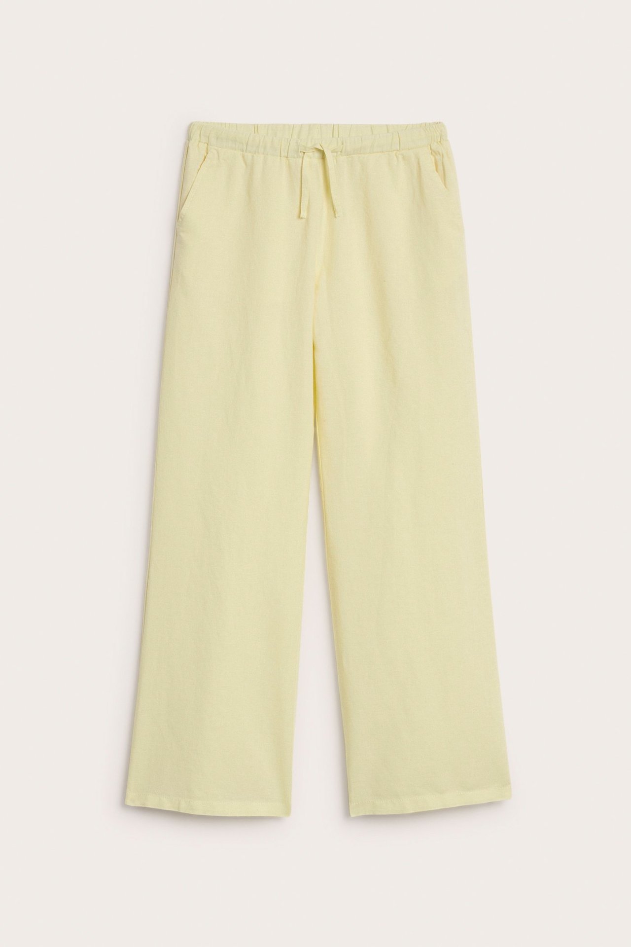 Edestäpäin vaaleankeltaiset pellavasekoitehousut, joissa joustava kiristysnyörivyötärö ja etutaskut.