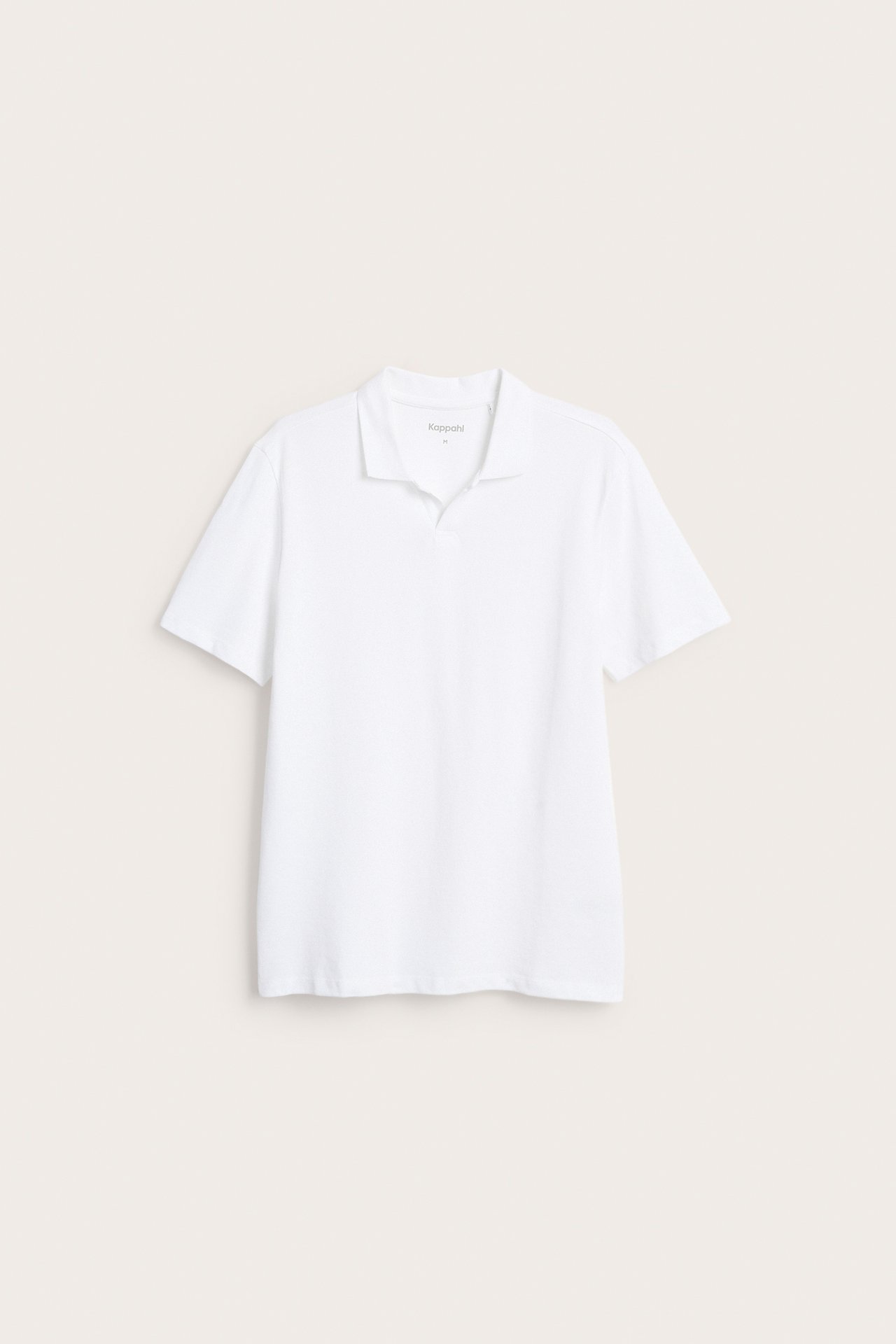 Frontbilde av en hvit kortermet bomullspiké-poloskjorte med åpen krage for menn.