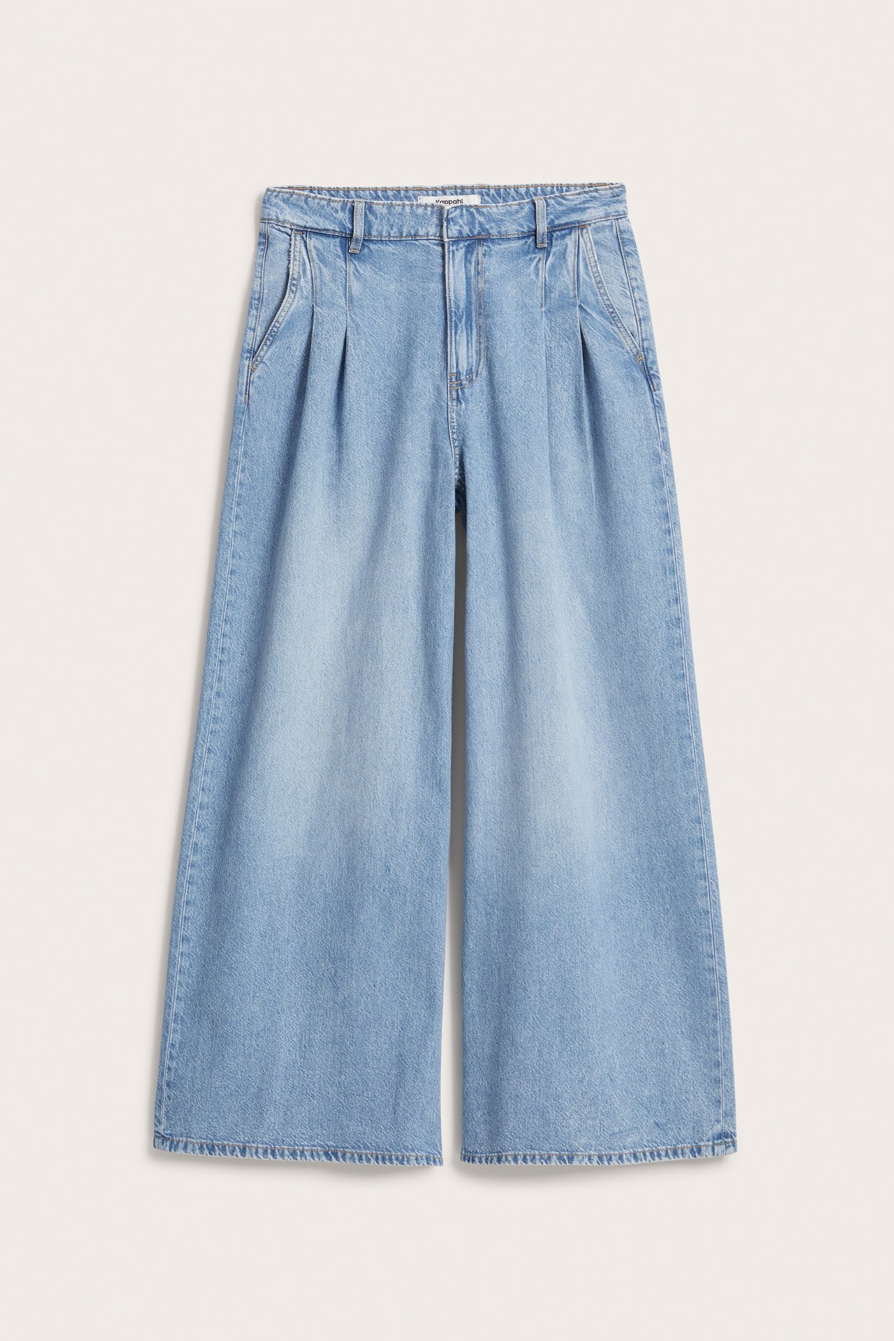 Edestä vaaleansiniset leveälahkeiset farkut, joissa korkea vyötärö, laskokset ja sivutaskut.