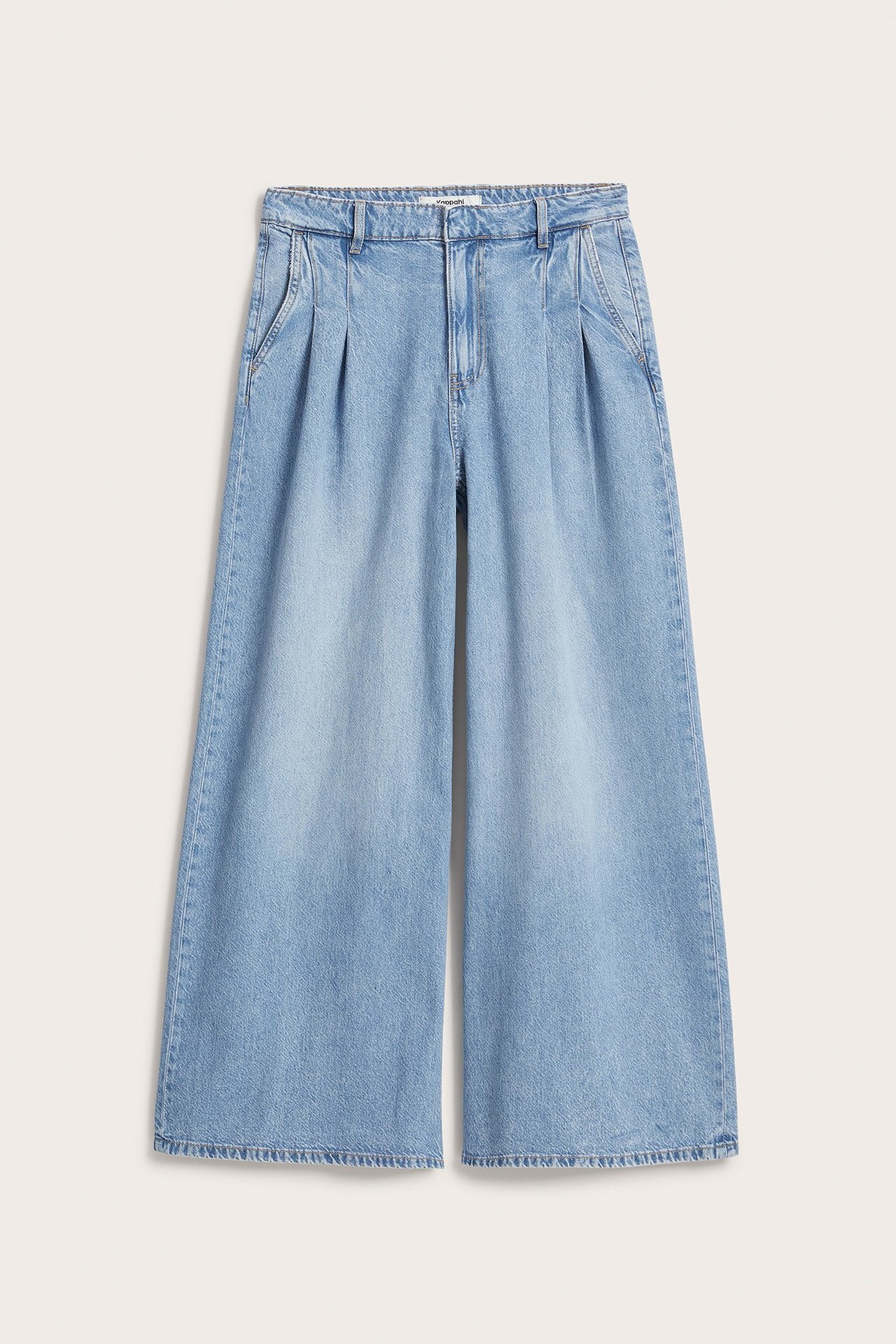 Edestä vaaleansiniset leveälahkeiset farkut, joissa korkea vyötärö, laskokset ja sivutaskut.