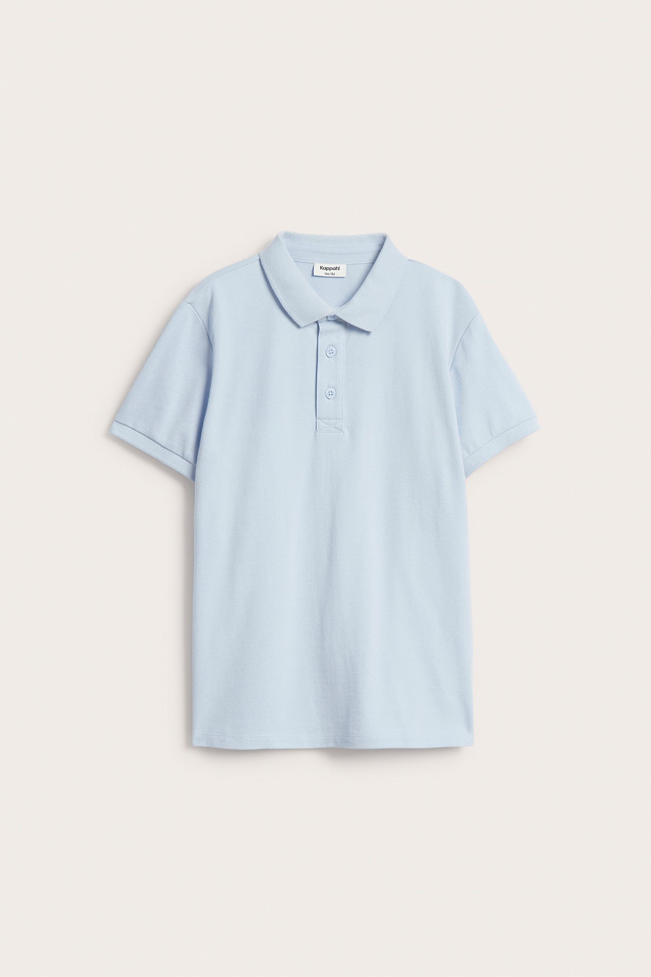 Frontbilde av en lyseblå kortermet bomullspolotrøye med tre knapper i halsåpningen.