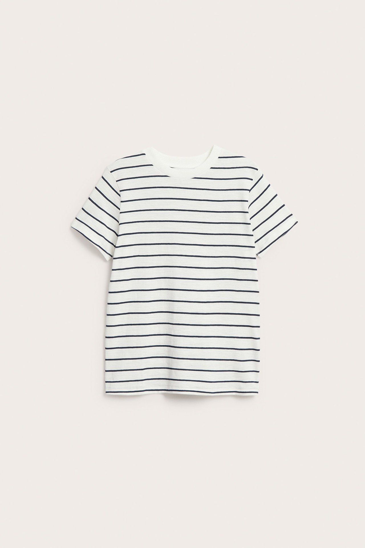 Fremre visning av en kremhvit bomulls-T-skjorte med mørkeblå horisontale striper og rund hals.