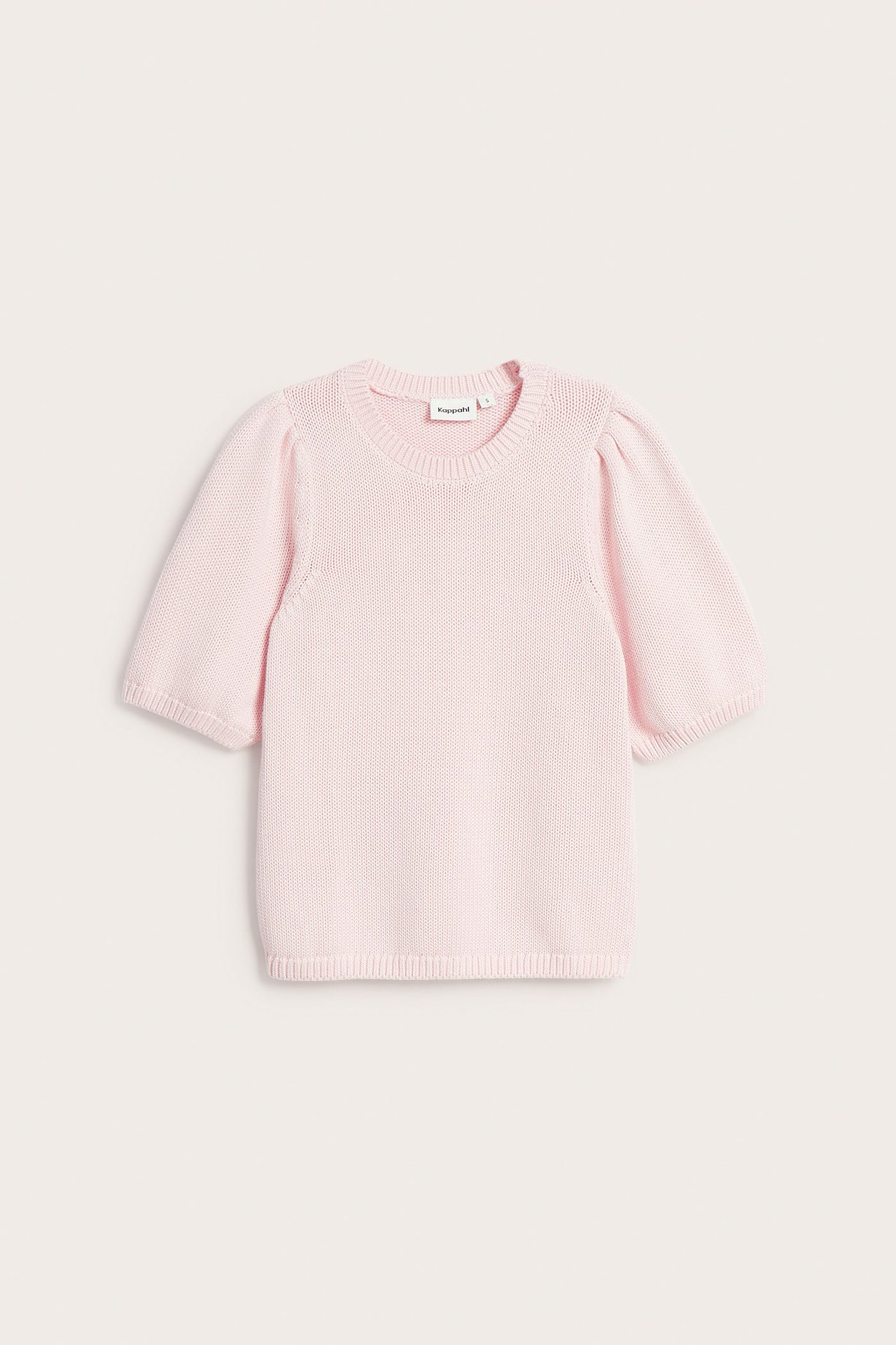 Frontbilde av en lys rosa grovstrikket bomullsgenser med korte puffermer og rund hals.