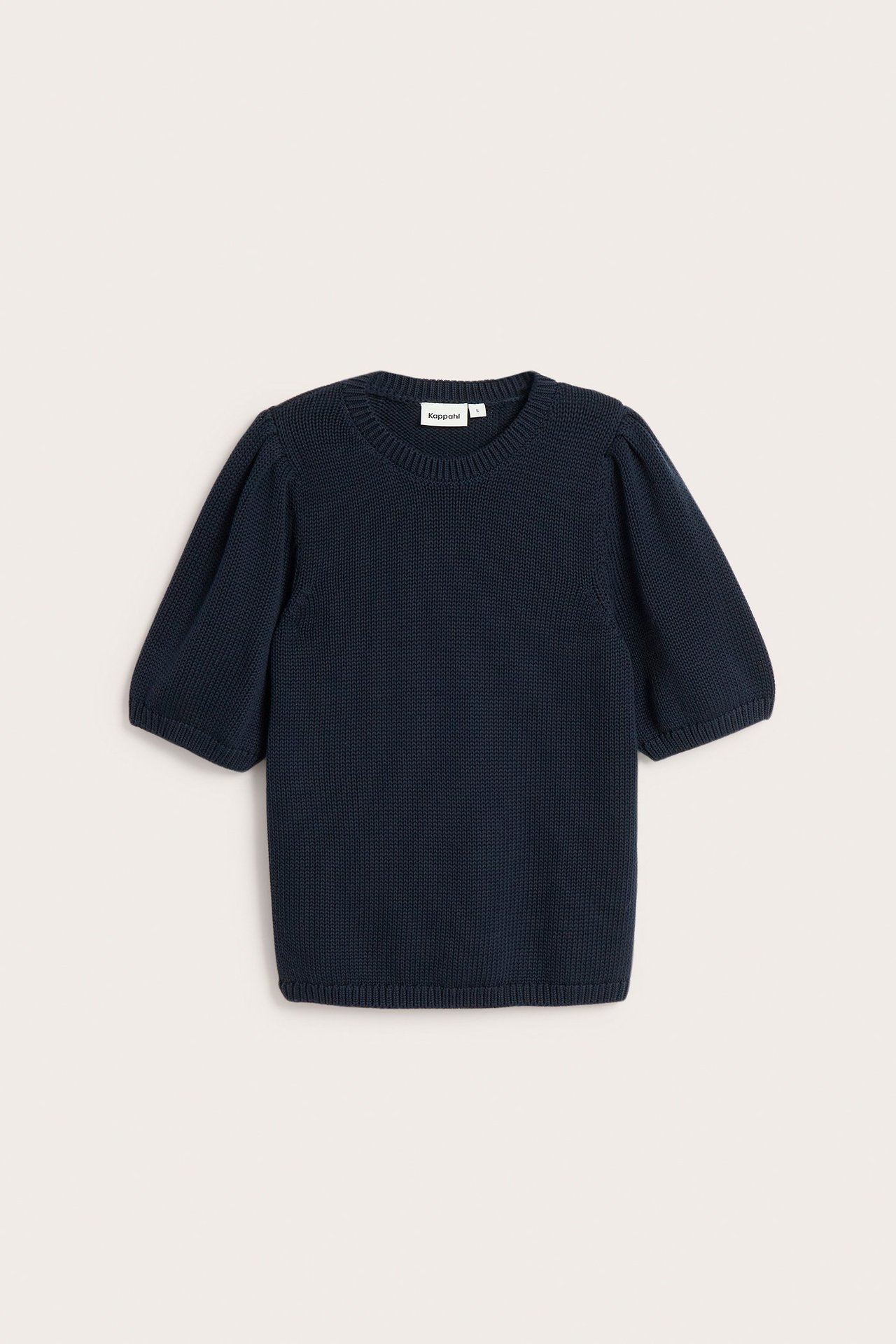 Frontvisning av mørkeblå grovstrikket bomullsgenser med korte puffermer og rund hals.