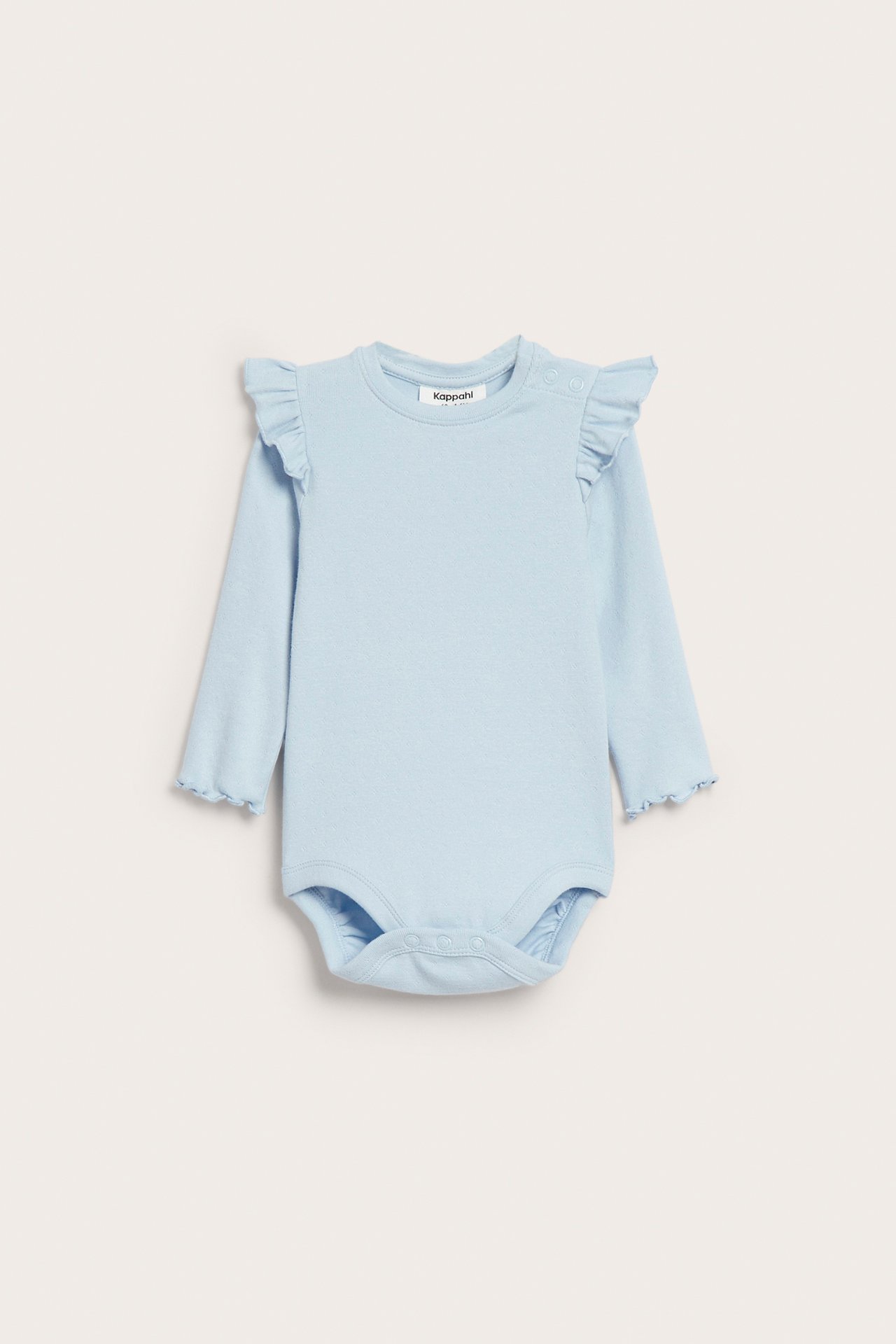 Edestä: Vaaleansininen pitkähihainen puuvillabody vauvalle, jossa olkapäässä röyhelöitä ja nepparit.